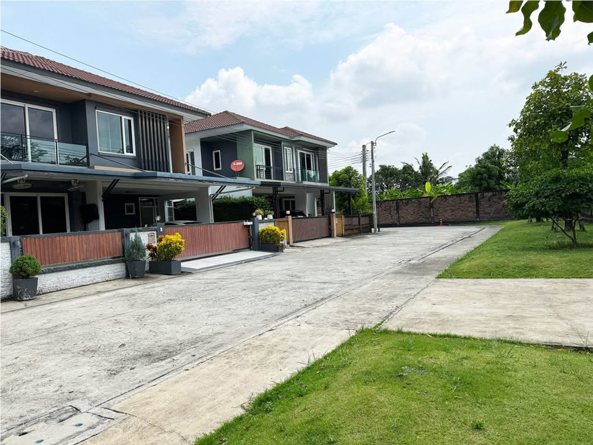 For SaleHousePattanakan, Srinakarin : 🏡 Only 6 Million Baht!! Detached House for Sale Golden Village On Nut 65