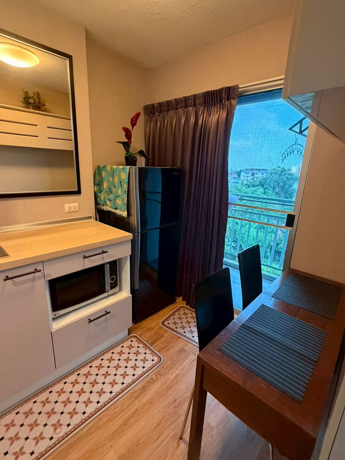 For RentCondoLadkrabang, Suwannaphum Airport : #Room for rent in very good condition 7000 baht #24 sq m Condo LPN Lumpini On Nut-Lat Krabang 1 near Airport Link and Suvarnabhumi Airport. Located on On Nut-Lat Krabang Road, next to the main road, opposite Wat Lan Bun Market. #Complete electrical applia