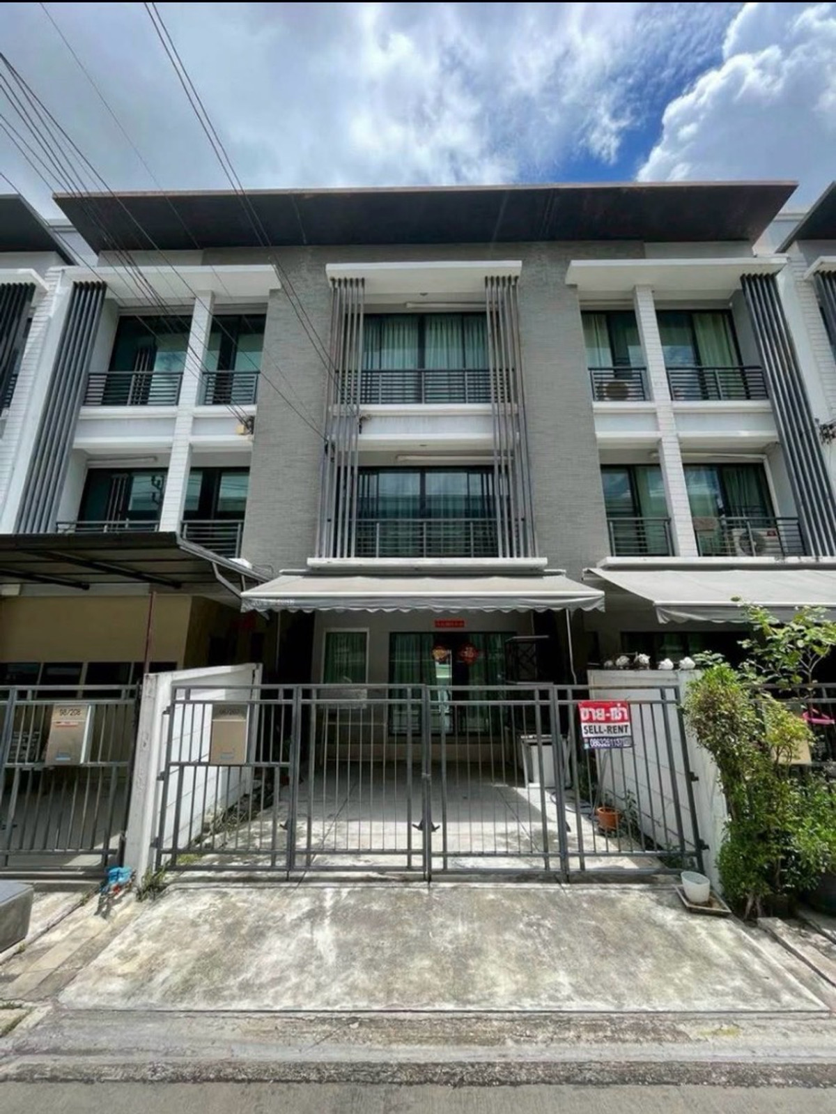 For RentTownhomeRamkhamhaeng, Hua Mak : Townhome for rent, 3 floors 
Baan Klang Muang Rama 9-Ramkhamhaeng

The house is in new condition, suitable for living.
Convenient travel, near the expressway