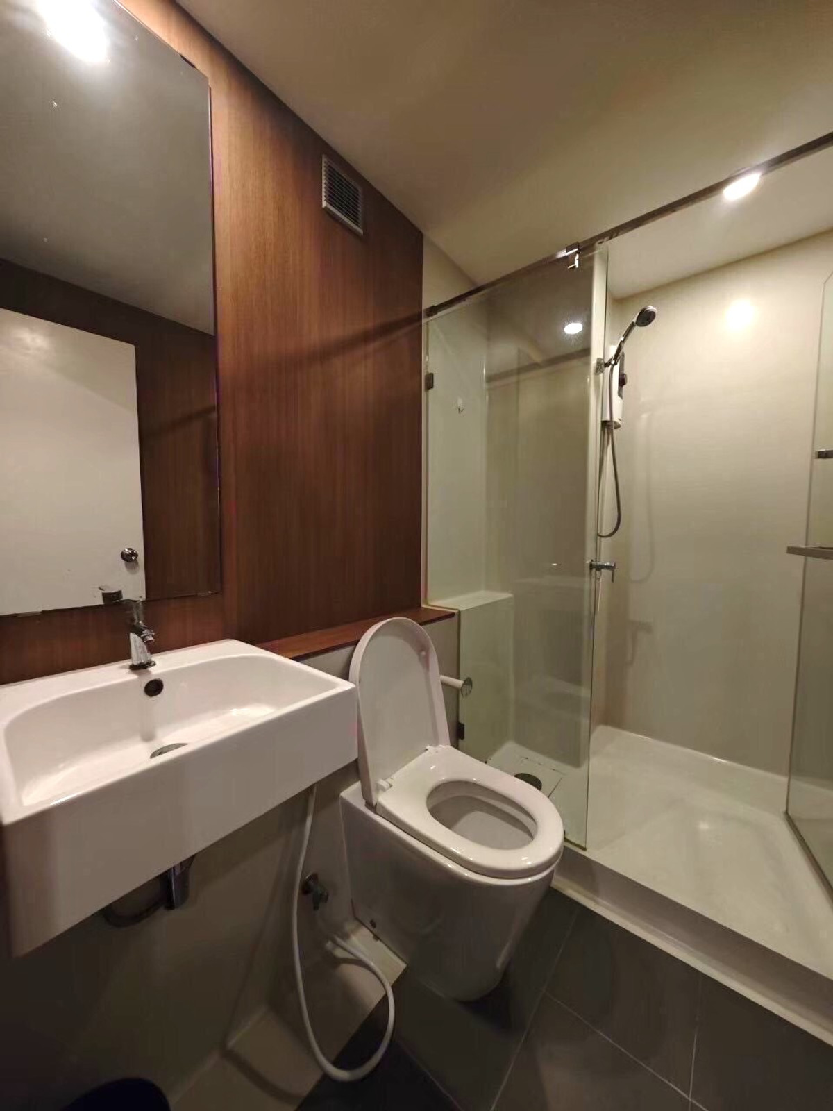 For RentCondoSathorn, Narathiwat : 🎯Blossom Condo @ Sathorn - Charoenrat🔥🔥Beautiful room, fully furnished, in the heart of the city, ready to move in. I like coming to talk at work (T01485)