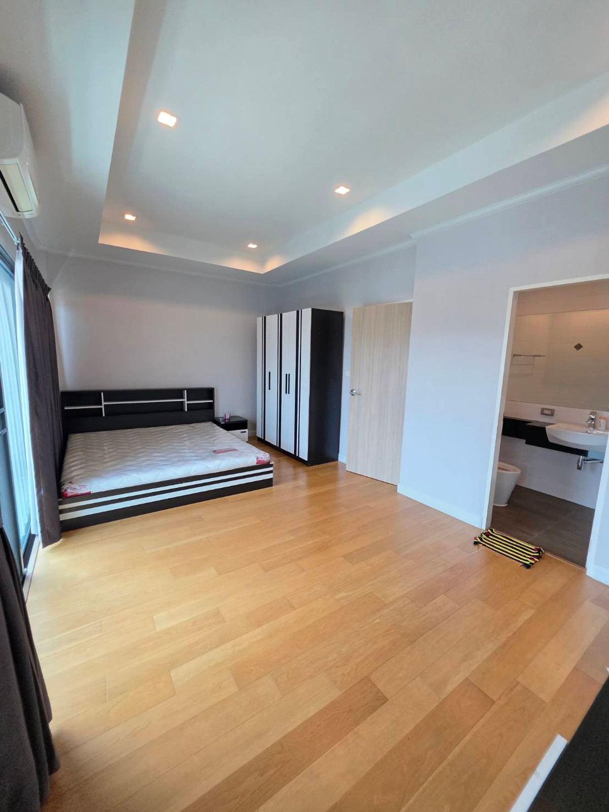 ขายบ้านลาดกระบัง สุวรรณภูมิ : ขายบ้านแฝด 3ชั้น สภาพบ้านใหม่มากๆ เจ้าของตกแต่งเสร็จแทบจะไม่ได้ใช้เลย 