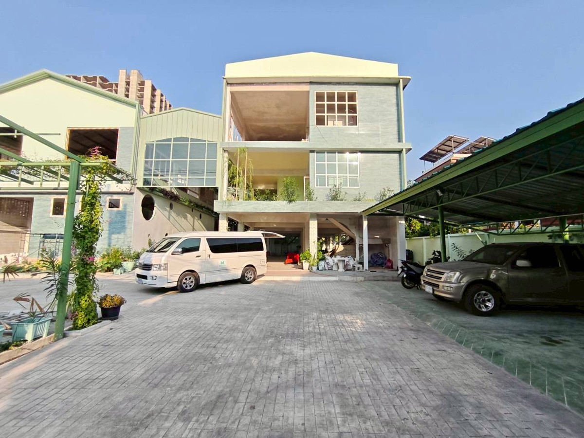 For RentWarehouseRattanathibet, Sanambinna : Warehouse building for rent, location: Rewadee Road, Soi Rewadee 7, near Nonthaburi Government Center, Ministry of Public Health.
