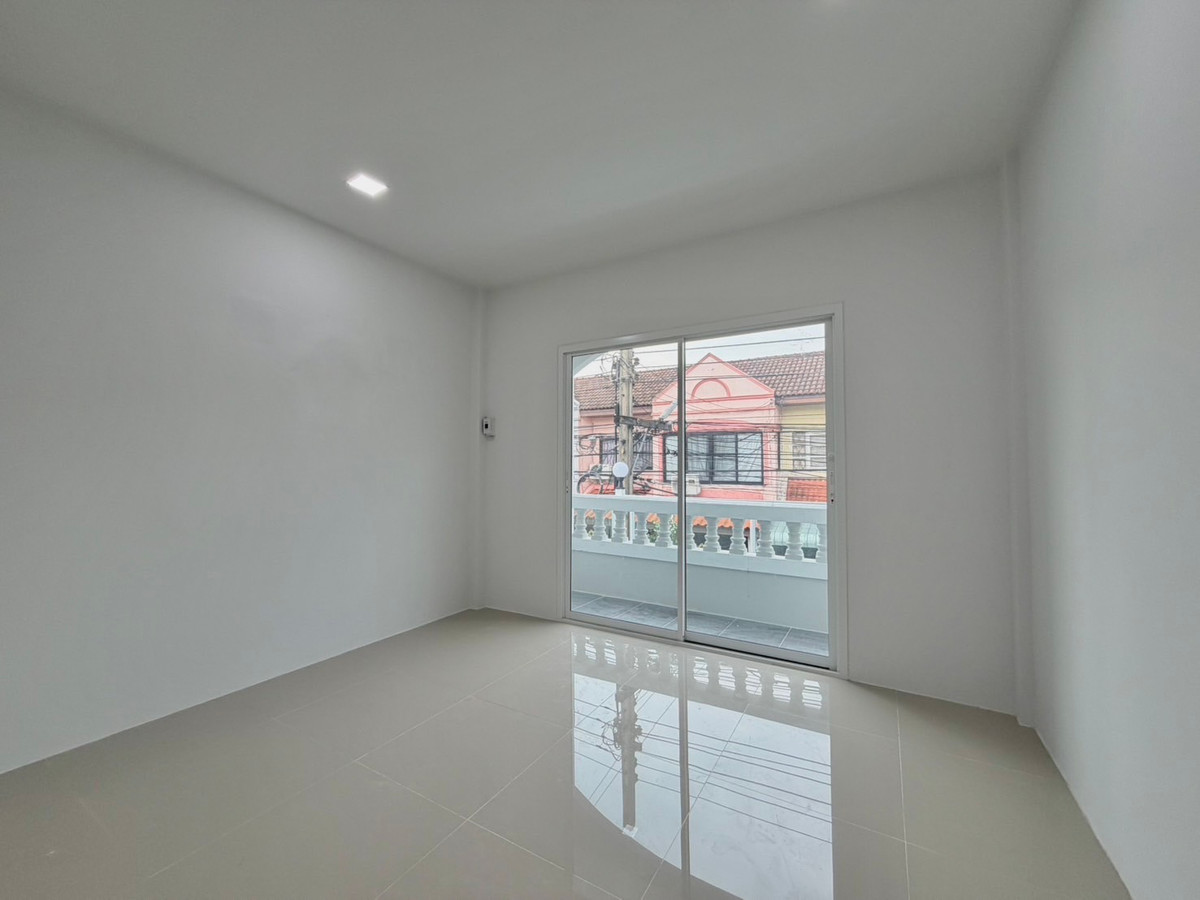 For SaleTownhomeRattanathibet, Sanambinna : Townhouse for sale in Kittiyarak, Sanambinnam, 18 sq m, newly decorated, has a balcony, no flooding, free transfer.