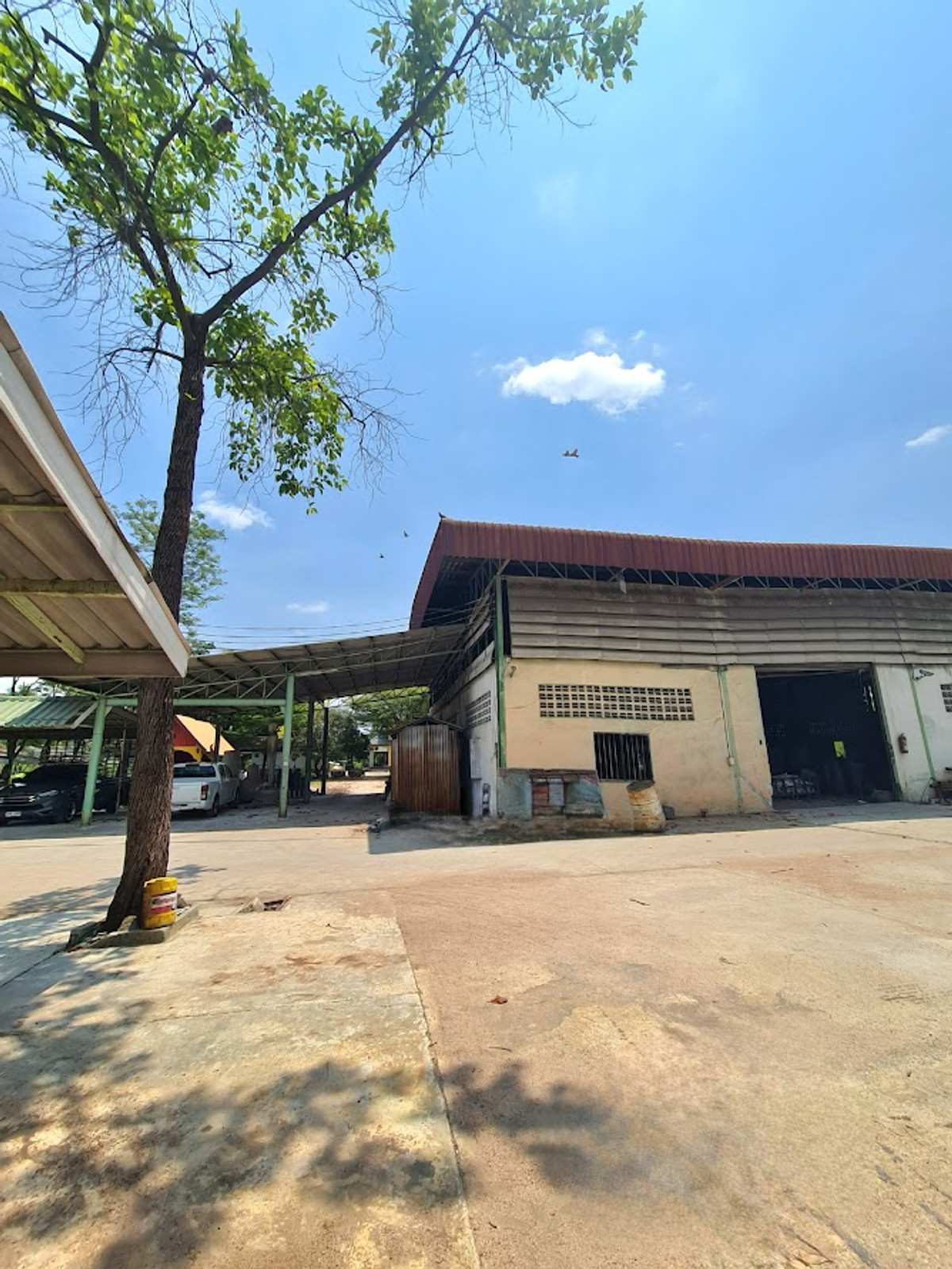 For SaleLandNakhon Pathom : Land for sale in Nakhon Pathom, Sam Phran District, with buildings, total area 6-3-79 rai, near Phetkasem Road.