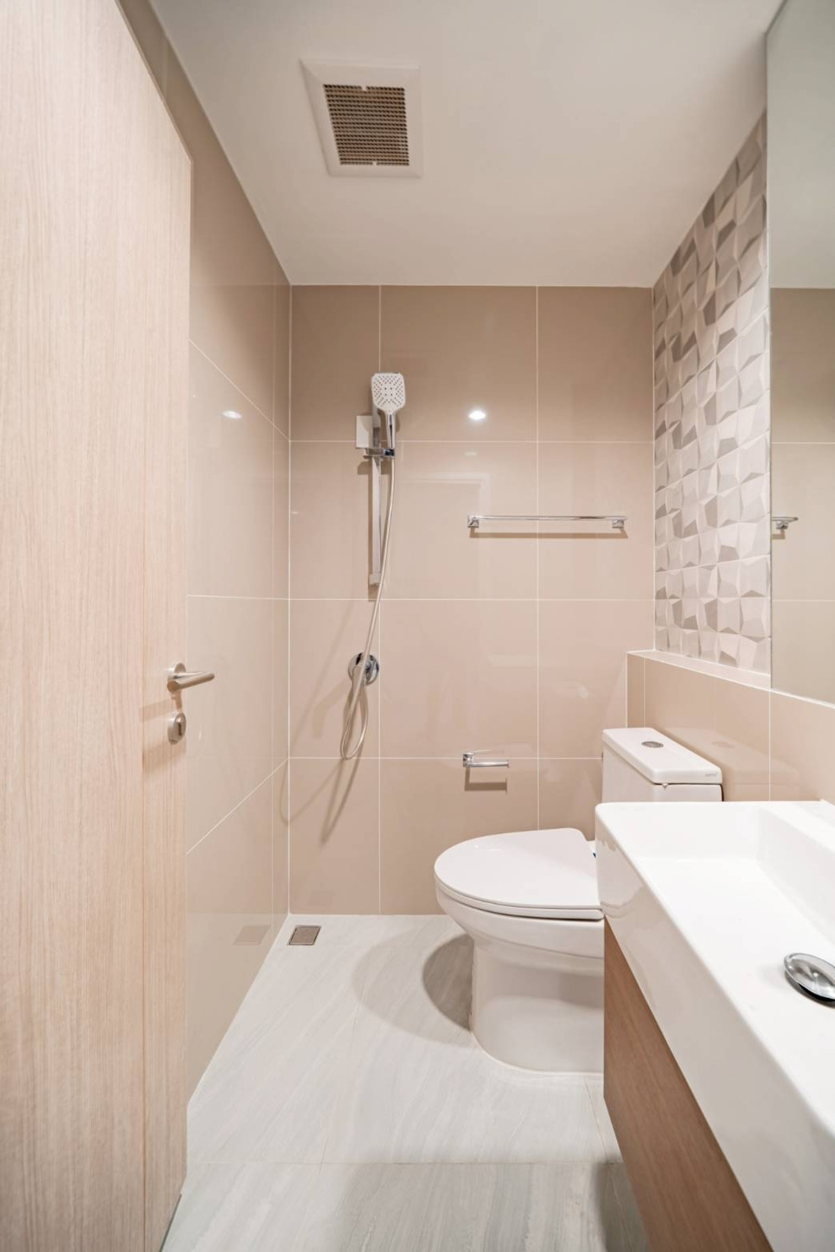 For RentTownhomePattanakan, Srinakarin : New house on the edge of the house for rent, move in immediately. Fully furnished, near Brighton College and Wellington College 🏫