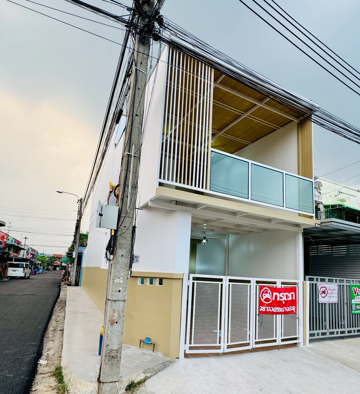 ขายทาวน์โฮมนนทบุรี บางใหญ่ บางบัวทอง : ขายทาวน์เฮ้าส์ร่มเงาไม้ วัดลาดปลาดุก หลังมุมติดถนนเมน 16 ตร.ว. ค้าขายได้ ฟรีโอน