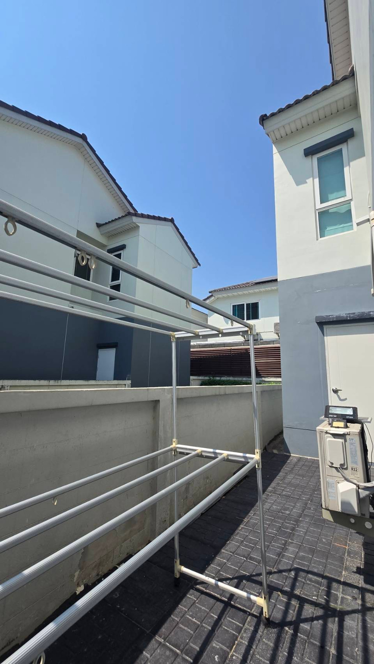For SaleTownhomeSamut Prakan,Samrong : 2-story townhome for sale, corner unit | Lower than actual cost. Hurry before it sells out! Supalai Ville Bangna-Wongwaen Project (Supalai Ville Bangna-Wongwaen), Bang Phli, Samut Prakan. Corner house + area next to the house. Get the feel of a single hou