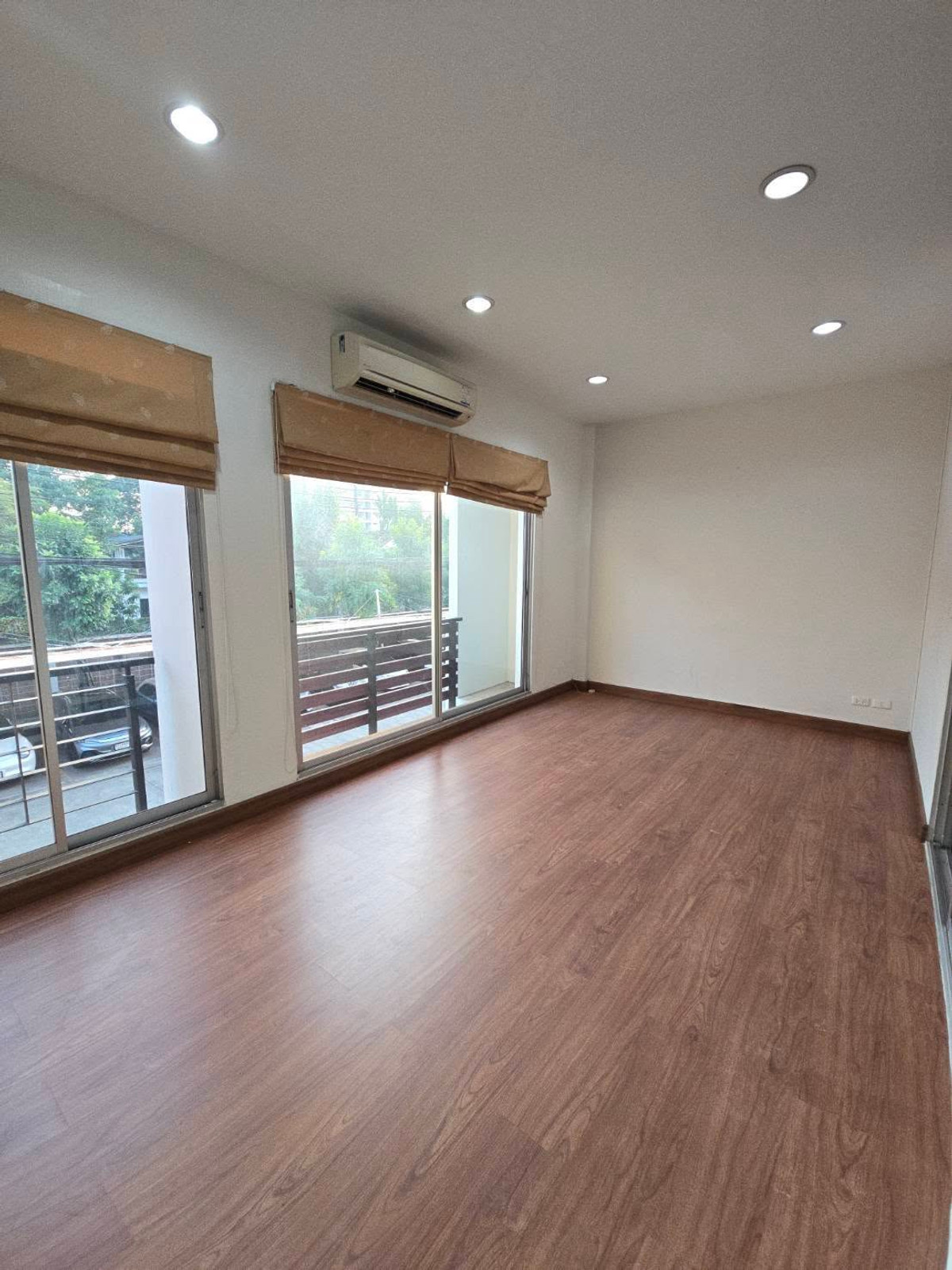 ขายทาวน์โฮมโชคชัย4 ลาดพร้าว71 : หลังมุม 26.7ตรว 6นอน5น้ำ2จอด ทาวน์โฮม 4 ชั้น บ้านกลางเมือง เออร์บาเนี่ยน ลาดพร้าว 71 