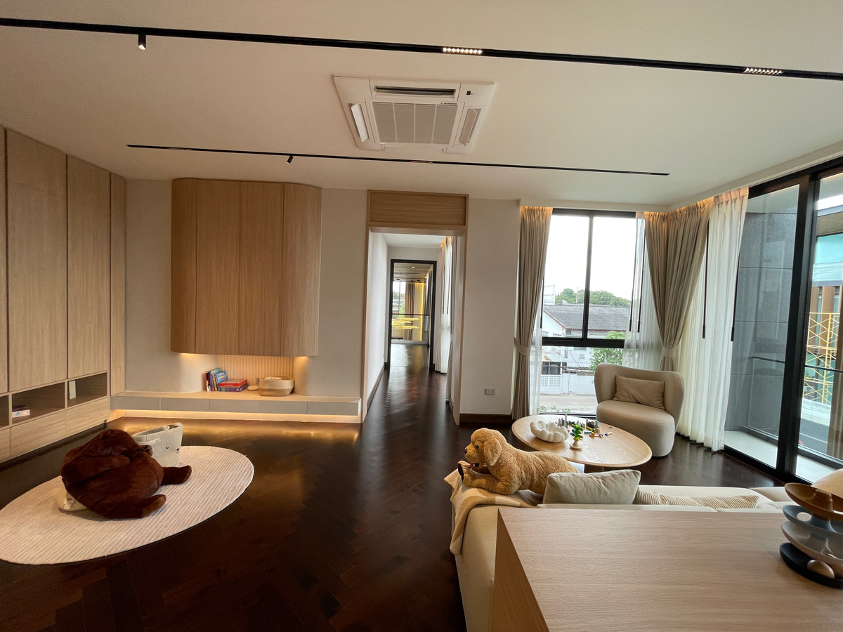 ขายบ้านเลียบทางด่วนรามอินทรา : "หนึ่งเดียวบนเลียบด่วน! Cira Residences บ้านเดี่ยว Ultra-Luxury 3.5 ชั้น พื้นที่ 845 ตร.ม. พร้อมสระว่ายน้ำส่วนตัว | ใกล้ทองหล่อ-พระราม 9 เพียงไม่กี่นาที (สังคมส่วนตัวเพียง 9 ยูนิต)"