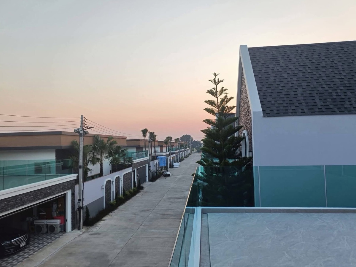 For SaleHousePattaya, Bangsaen, Chonburi : Luxury Pool Villa in Huai Yai Pattaya near Jomtien Beach, Fully Furnished with Private Pool and High Rental Yield 10.5% in EEC Growth Area  
