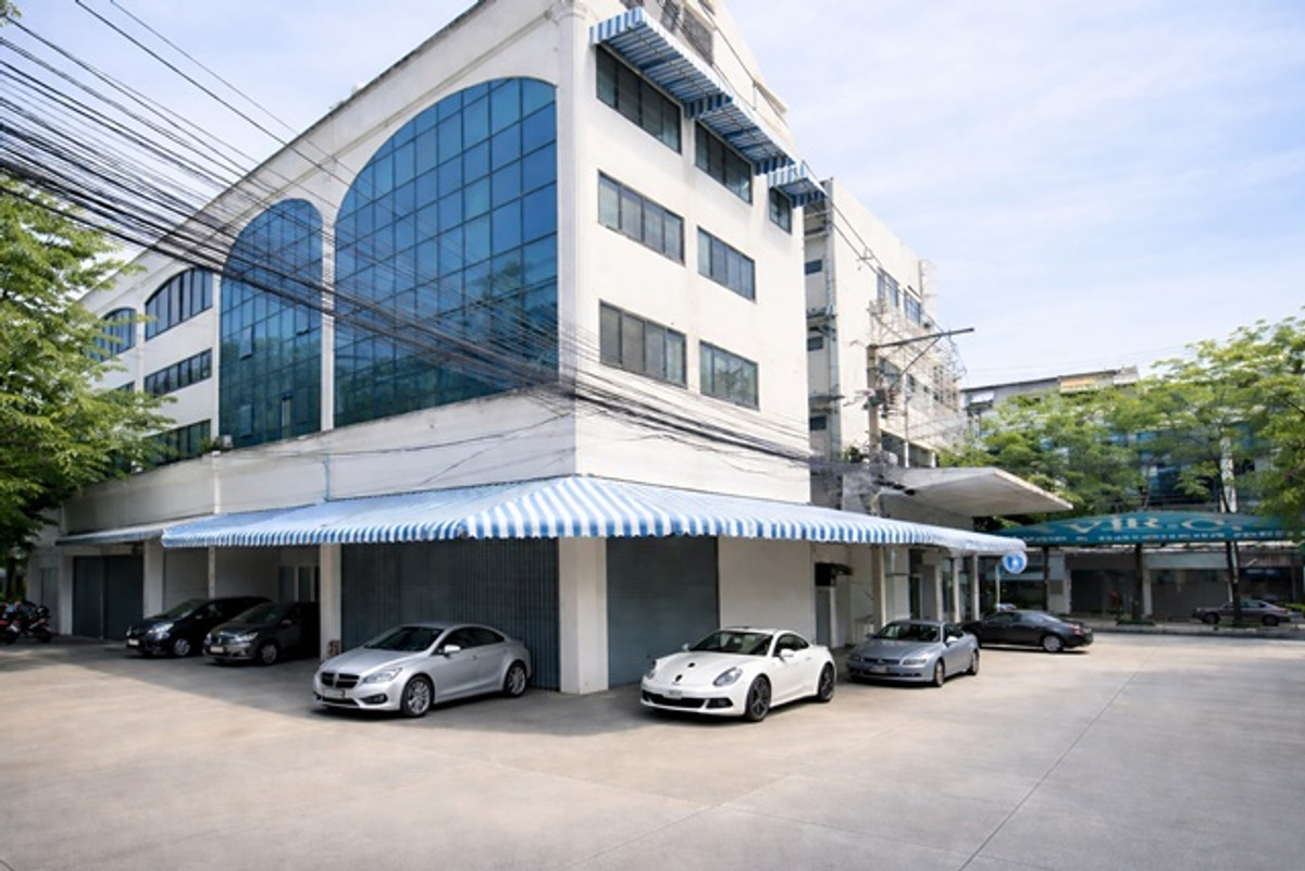 For RentShop HouseRatchadapisek, Huaikwang, Suttisan : 5-story commercial building for rent 2units in Inthamara MRT Sutthisan 490m.5Parking corner Huai Khw
