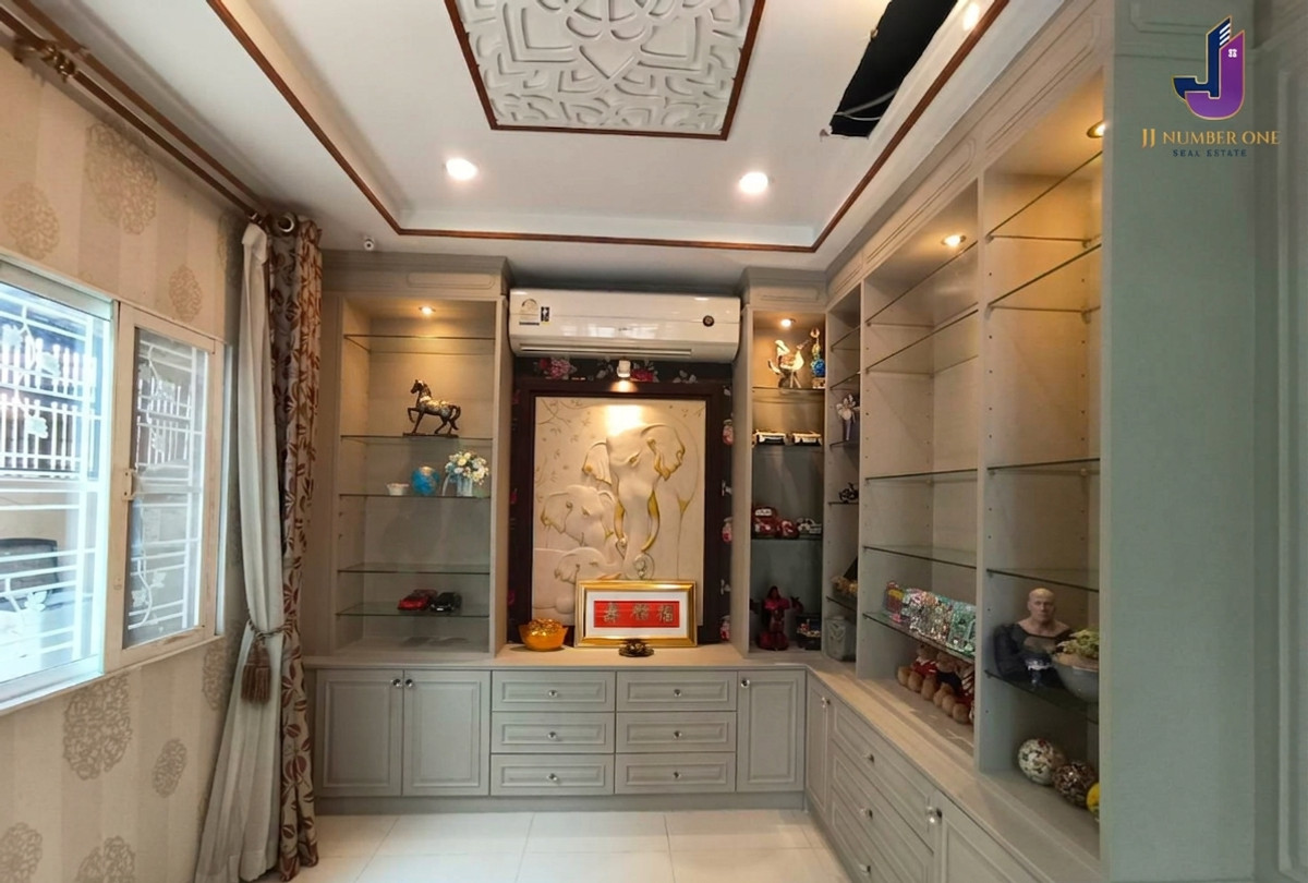 ขายบ้านลาดกระบัง สุวรรณภูมิ :  ขายบ้านเดี่ยว ภัทรา วงแหวน–อ่อนนุช  3 ห้องนอน 3 ห้องน้ำ เนื้อที่ 57.4 ตร.ว. พื้นที่ใช้สอย 160 ตร.ม.  บ้านเลขที่มงคลสุดหายาก 33/33