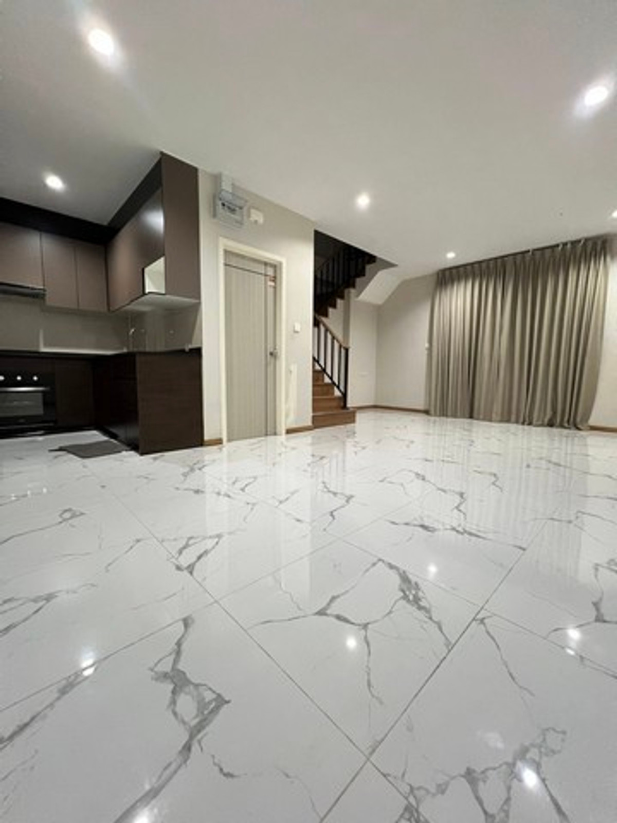 ให้เช่าทาวน์โฮมรัชดา ห้วยขวาง : HR3360ให้เช่าทาวน์โฮม 3 ชั้น หลังมุม | สิริเฮ้าส์ รัชดา 18 (SIRIHOUSE)  แต่งเฟอร์ฯ ใหม่ทั้งหลัง! พร้อมเข้าอยู่ทันที | ใจกลางรัชดา-ลาดพร้าว-เหม่งจ๋าย