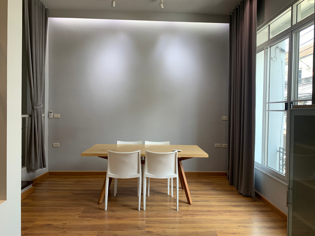 ให้เช่าทาวน์โฮมเลียบทางด่วนรามอินทรา : บ้านเลขที่ 88 ทาวน์โฮม เดินไป Central East Ville , คริสตัลปาร์ค ได้