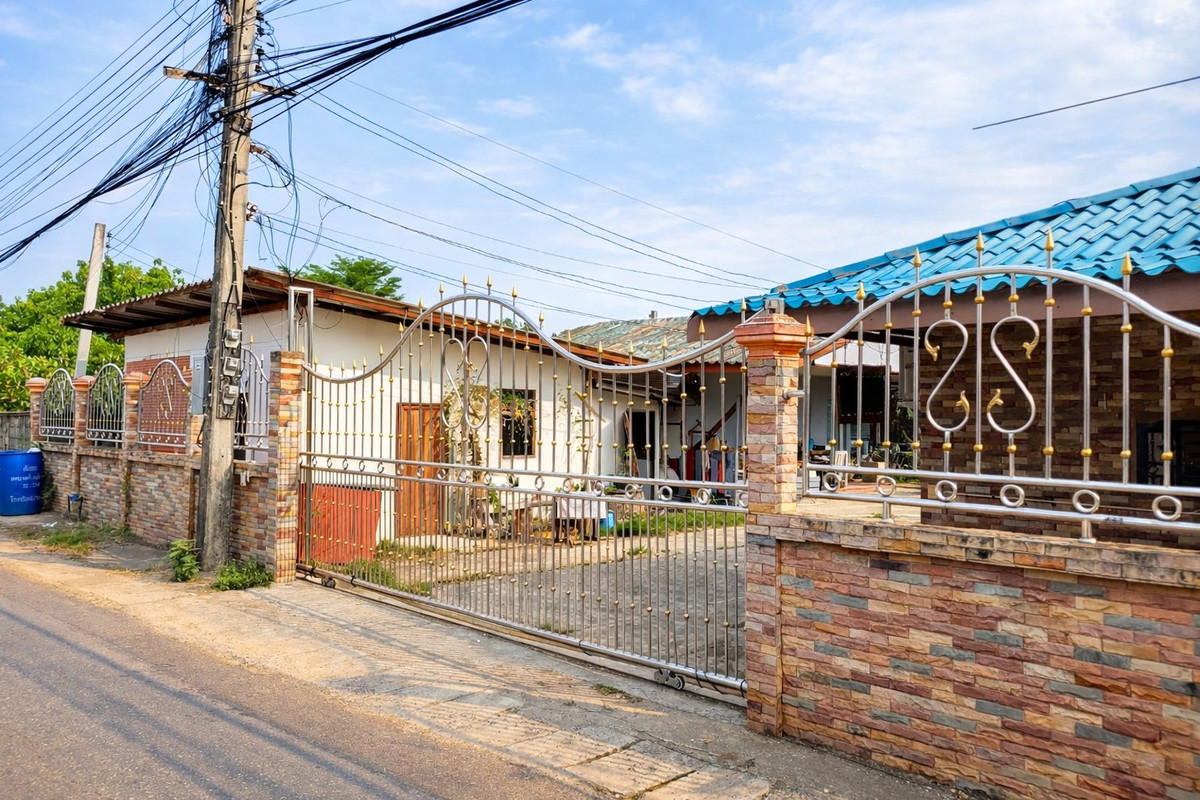 For SaleHousePhayao : House for sale with land, Chiang Kham District, Phayao, wide area with warehouse on an area of ​​278 sq m, suitable for doing business / commercial building.