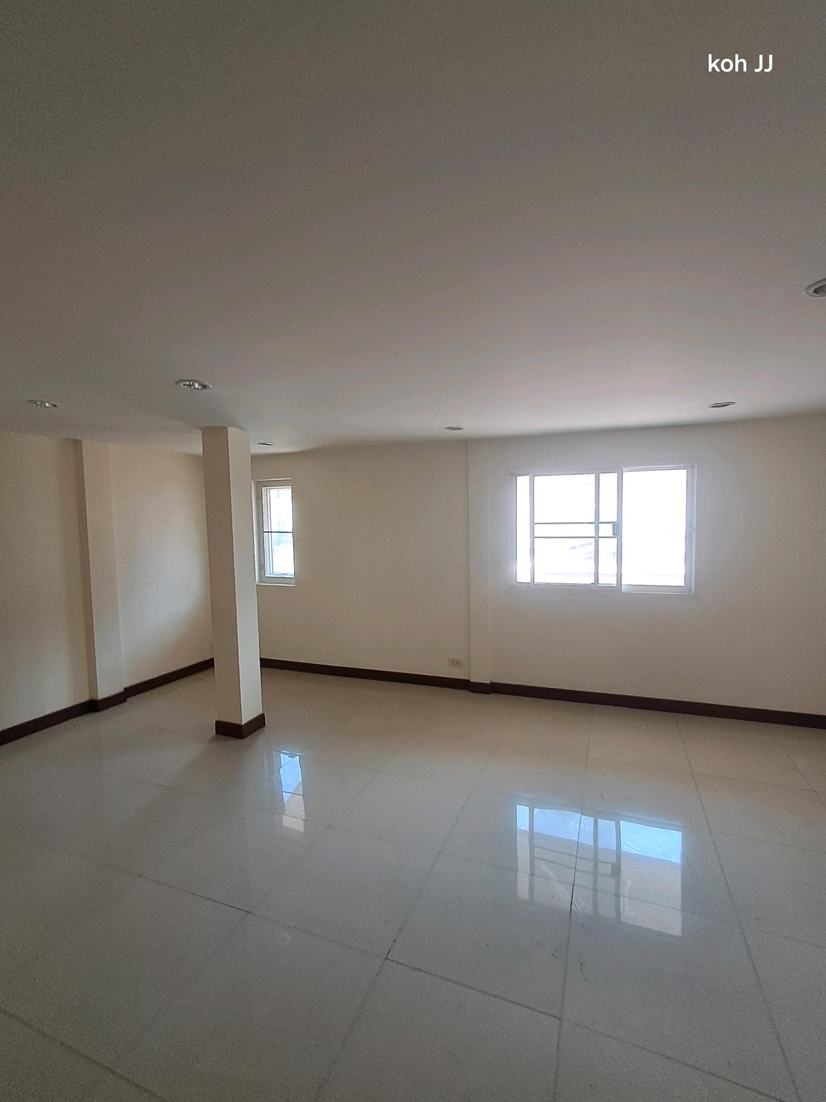 For RentTownhomePattanakan, Srinakarin : 🔥 Urgent for rent! Very cheap! Townhome with 5 floors, full of space 🔥
Prime location: opposite Seacon Square (Soi Srinakarin 40)
The best value in this area!