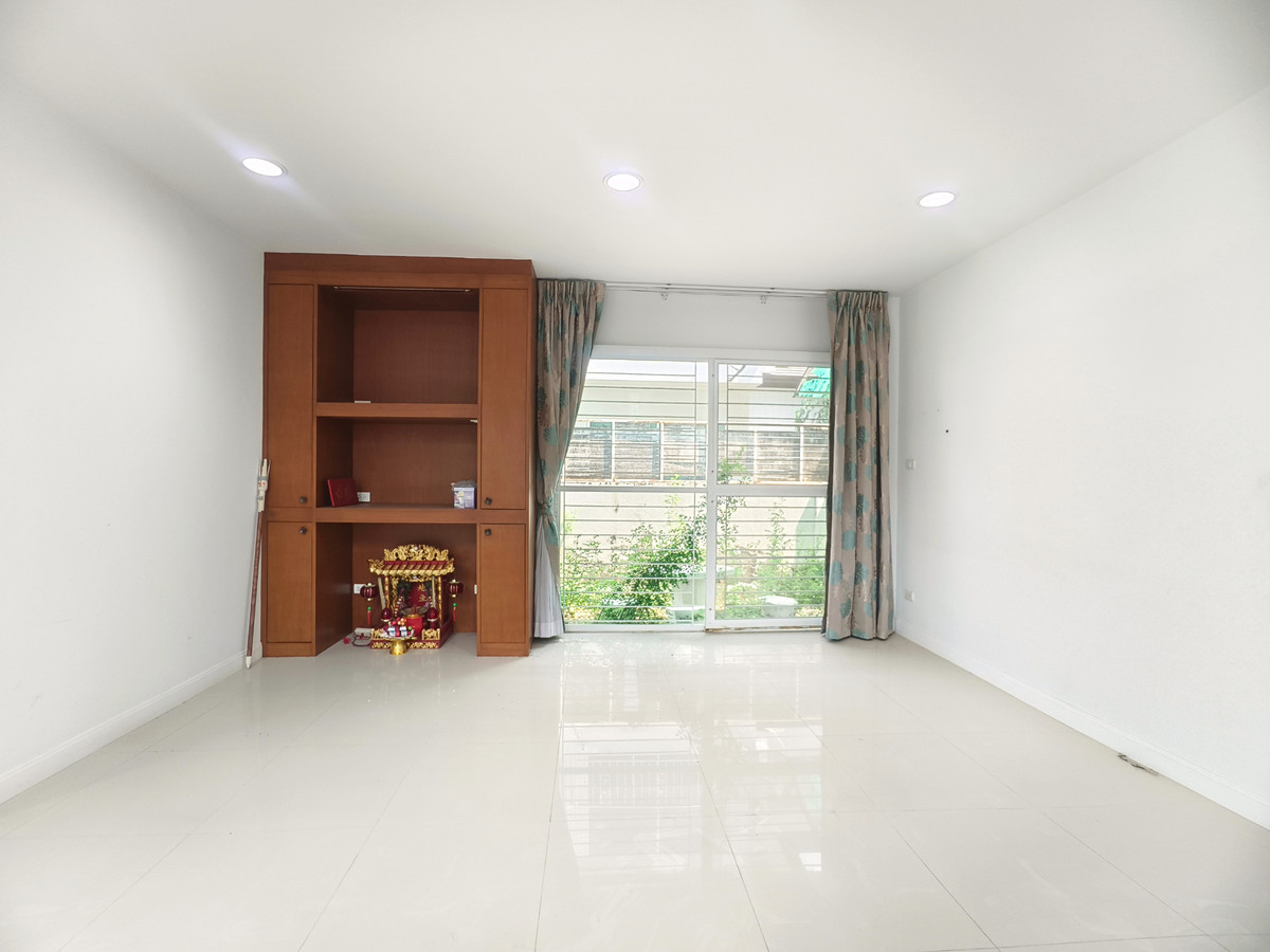 ขายบ้านมีนบุรี-ร่มเกล้า : ขาย บ้านเดี่ยว สัมมากร รามคำแหง162/1 ติดรถไฟฟ้า 4 ห้องนอน 3 ห้องน้ำ เพดานสูง double volume มีห้องนอนชั้นล่าง พร้อมตกแต่ง ค่าส่วนกลางถูก