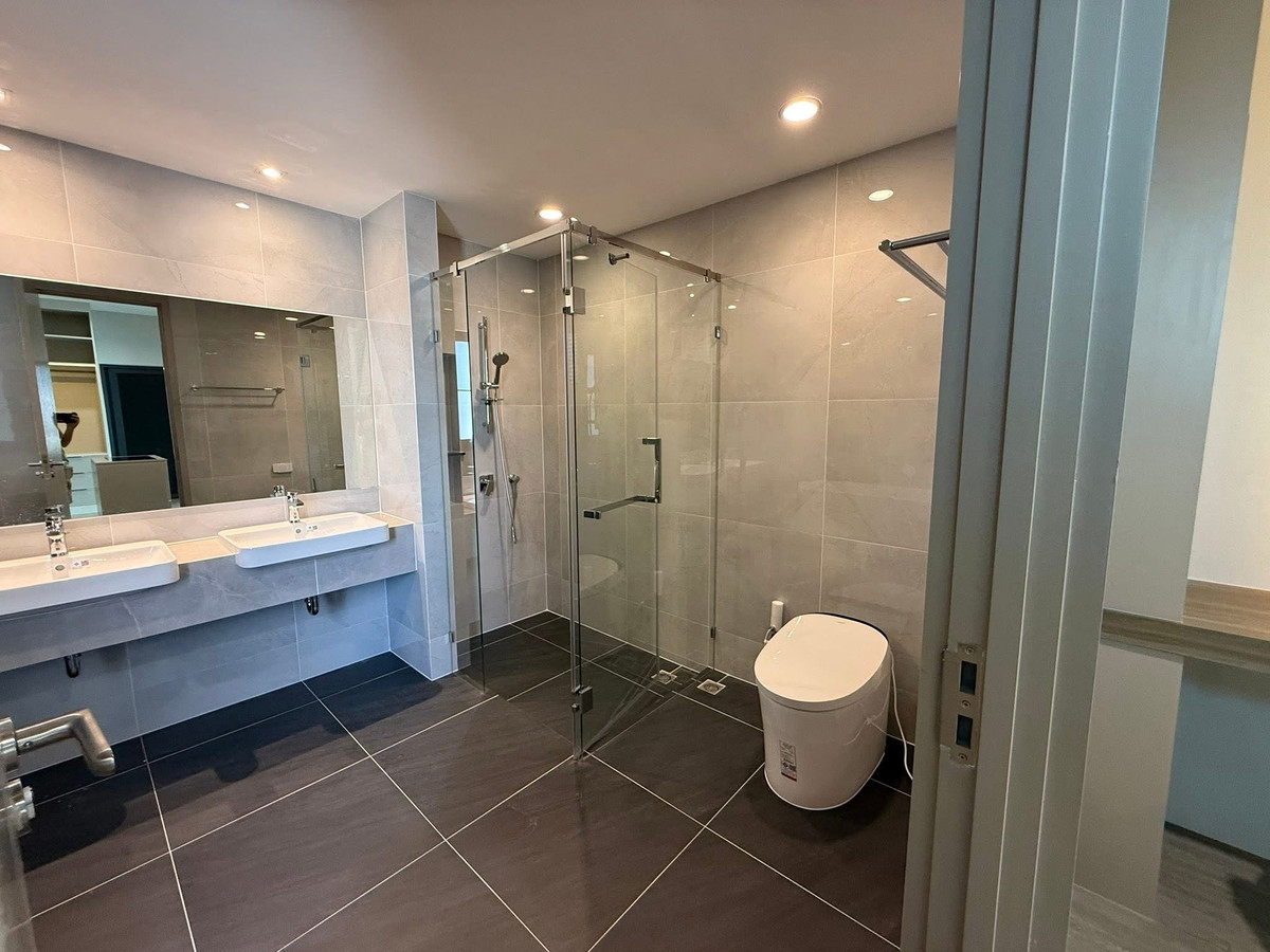 For RentHouseBangna, Bearing, Lasalle : FOR Rent Baan Klang Muang The Edition Bangna Phase 2, garden view in front of the project, 4 bedrooms, pets accepted.