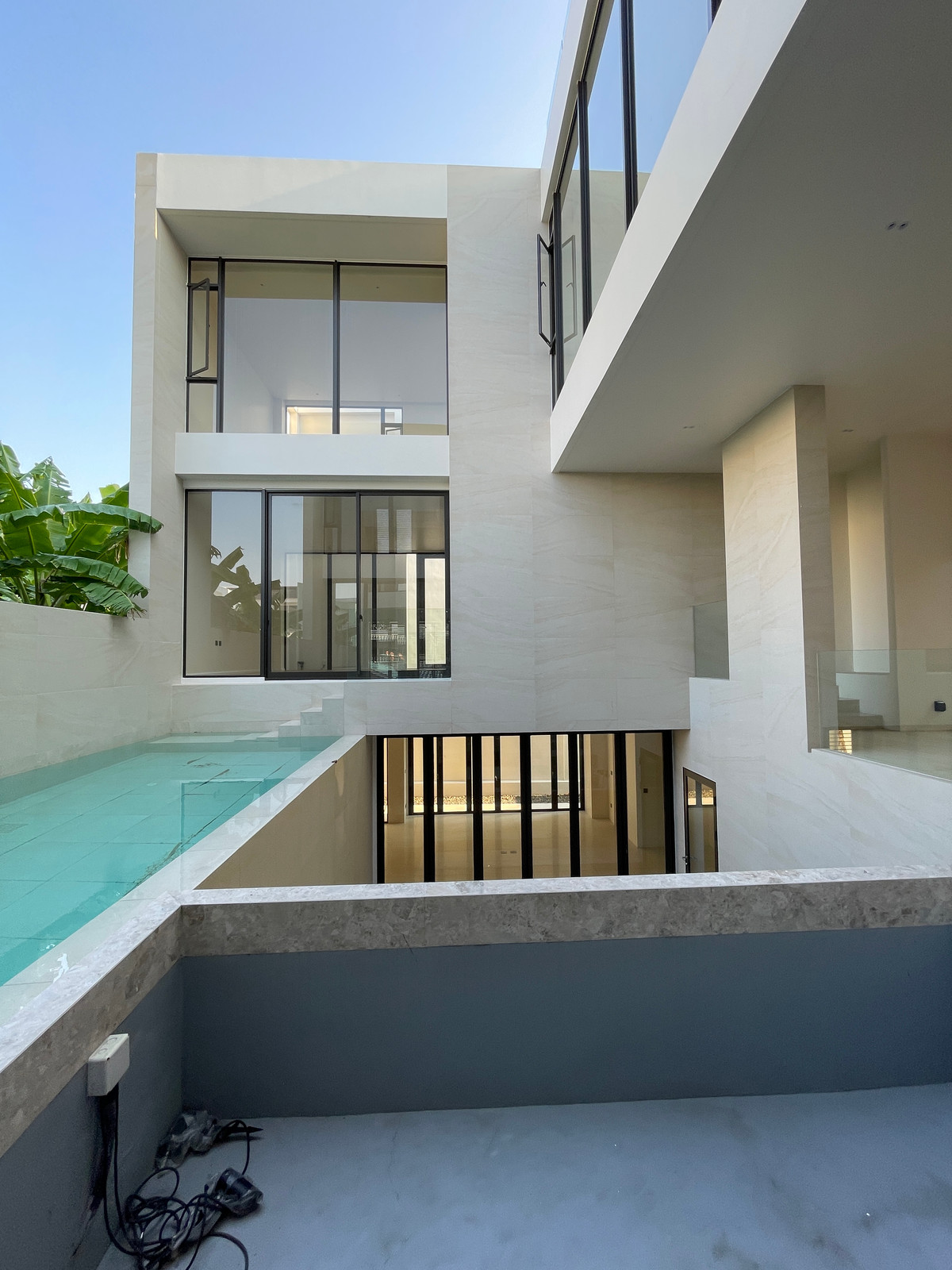 ขายบ้านเลียบทางด่วนรามอินทรา : 🔥 EXCLUSIVE PROMOTION 🔥โอกาสสุดท้ายในการครอบครองในราคาพิเศษที่สุด [ขาย] 💎 Ultra Luxury Show Unit | ELIVA Ekkamai - Eastville 💎 บ้านเดี่ยวหรู 3 ชั้น ดีไซน์ Mid-Century Modern — ความเป็นส่วนตัวสูงสุดเพียง 4 ยูนิตในโครงการ!