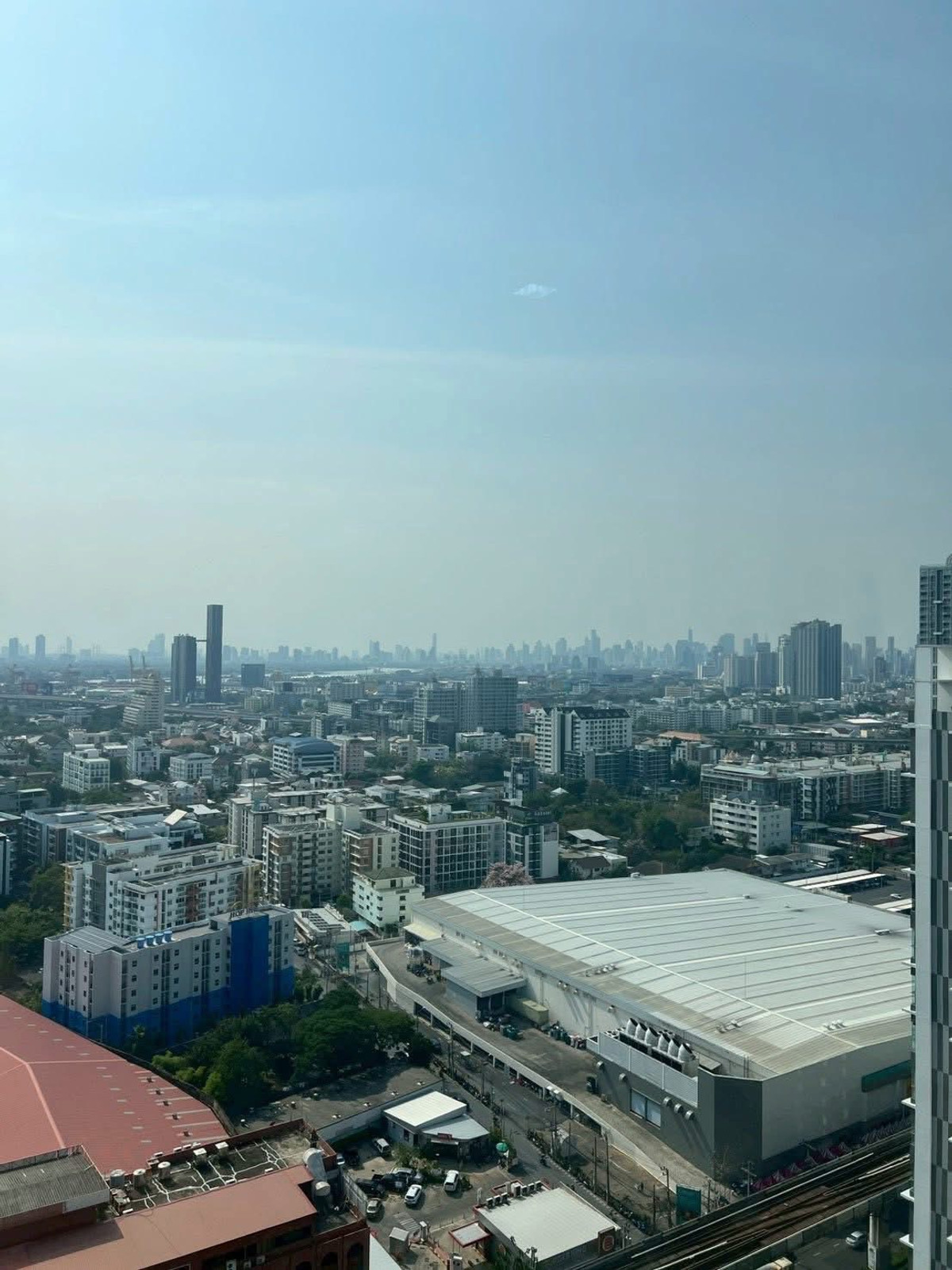 For RentCondoOnnut, Udomsuk : 🔥 Reduced price to only 17,000 baht/month 🔥 🏢 Ideo Mobi Sukhumvit 81 – Tower B ✨ 2-story duplex room, high ceiling, airy, open, very livable ✨