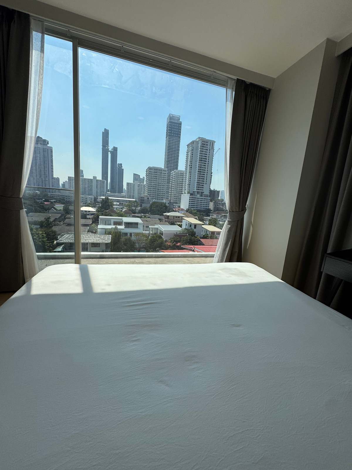 ให้เช่าคอนโดสุขุมวิท อโศก ทองหล่อ : Sunlit 2-bedroom high-floor panoramic views and floor-to-ceiling windows in the heart of Thonglor. Sleek urban private living! 