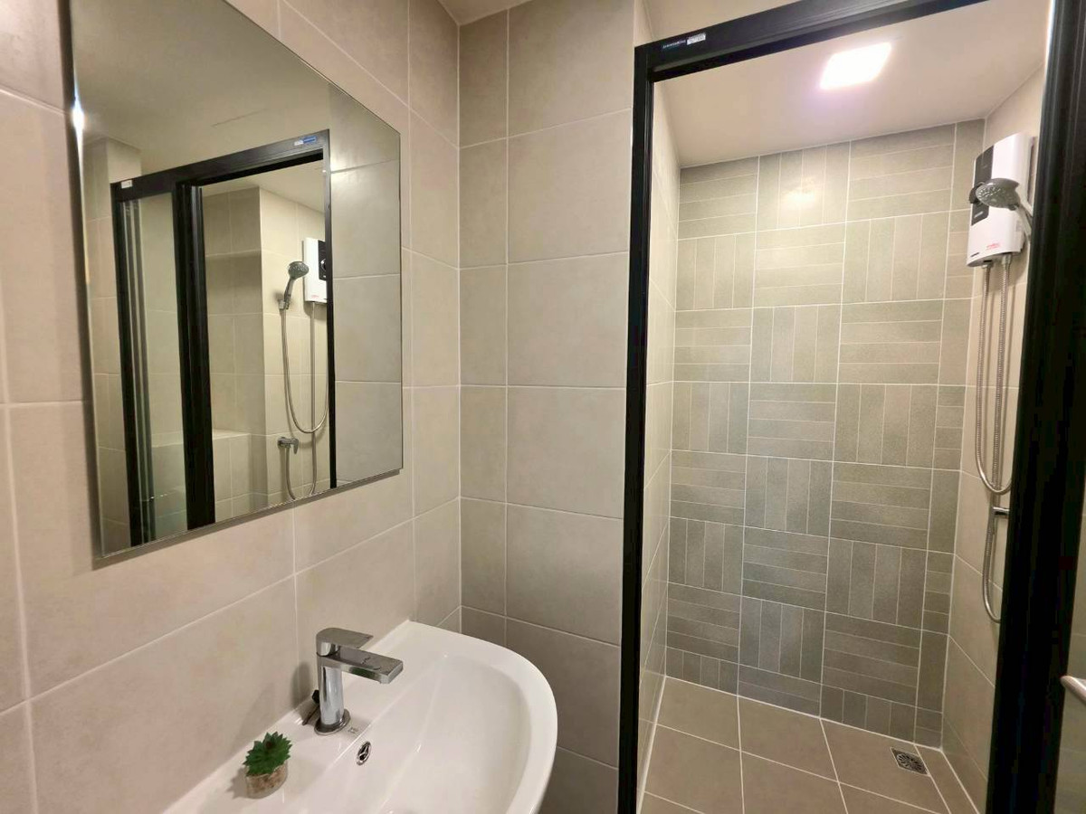 ให้เช่าคอนโดปทุมธานี รังสิต ธรรมศาสตร์ : ให้เช่า! ห้องใหม่ ไม่เคยมีผู้เช่า dcondo Shine รังสิต ✨ Rare Item ส่วนตัวสุดๆ ไม่มีห้องตรงข้าม เฟอร์-เครื่องใช้ไฟฟ้าครบ หิ้วกระเป๋าเข้าอยู่ได้เลย! 