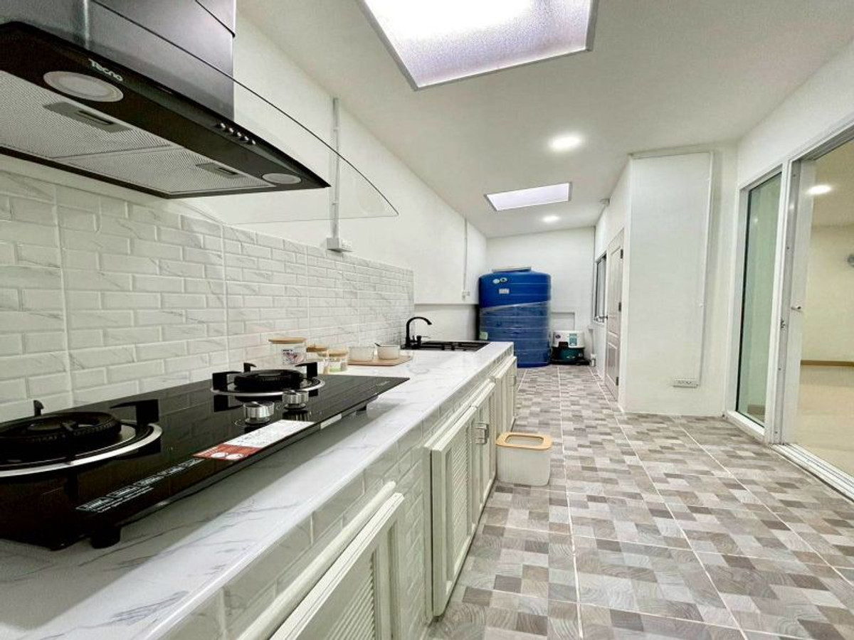 For SaleTownhomeSriracha Laem Chabang Ban Bueng : Townhome for sale in Sriracha, near Central and Robinson Department Stores. 3 bedrooms, The Central 2. Ready to move in.