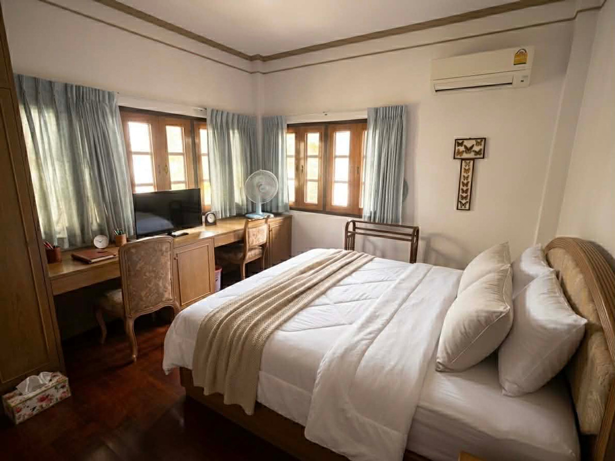 For SaleHouseSukhumvit, Asoke, Thonglor : ᚱ Single house for sale ✅4 bedrooms 🔥5 minutes to Ekkamai 🔥 Phakamas Village, Sukhumvit 71 (Pridi 14), 1 maid's room, 2 car parking spaces, 67 sq m., near BTS Phra Khanong.