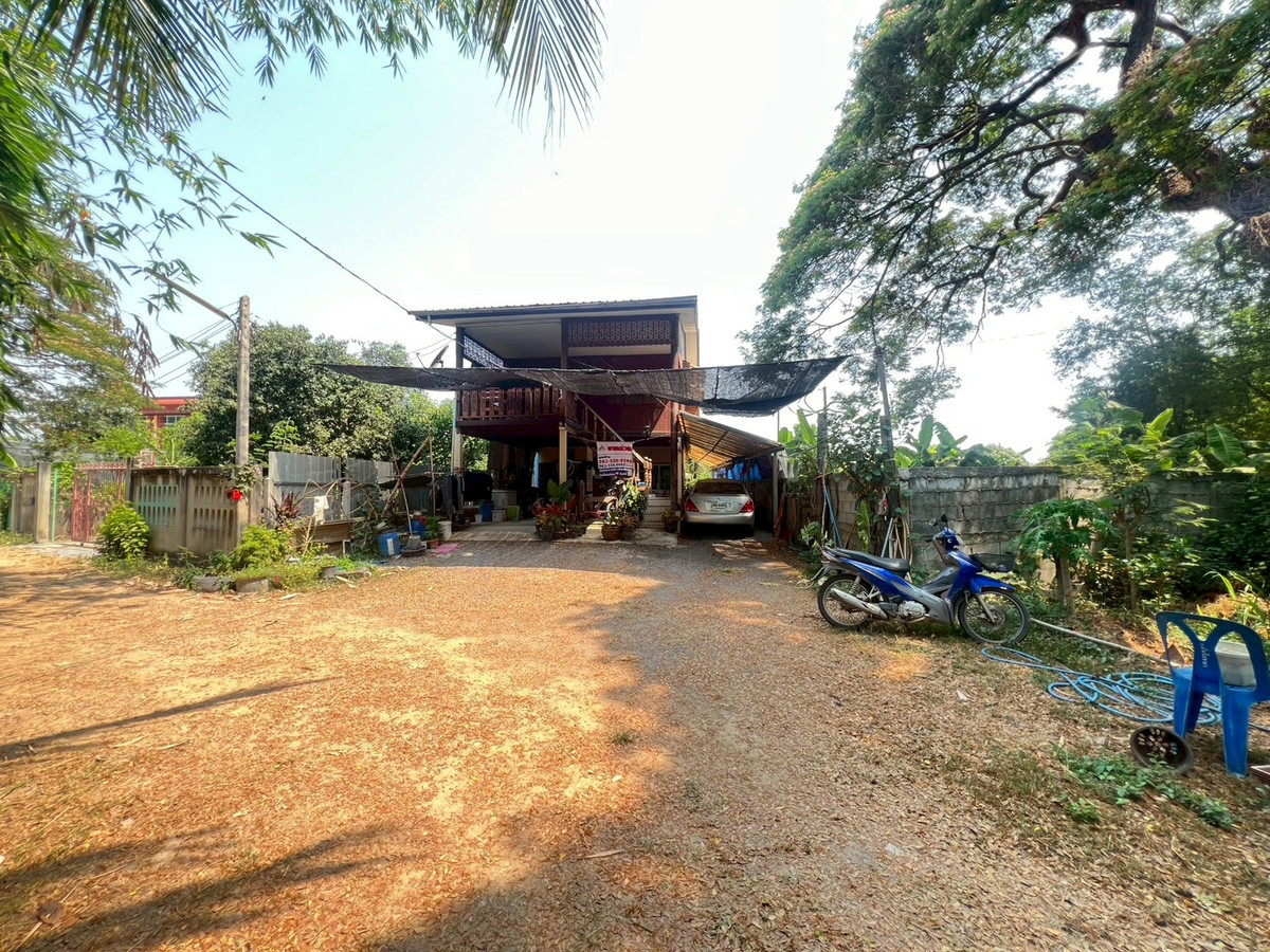 ขายบ้านสิงห์บุรี : บ้านเดี่ยว 2 ชั้น 42 ตร.ว. ครึ่งปูนครึ่งไม้สัก สภาพดี จ.สิงห์บุรี