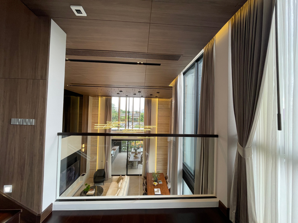 ขายบ้านเลียบทางด่วนรามอินทรา : "หนึ่งเดียวบนเลียบด่วน! Cira Residences บ้านเดี่ยว Ultra-Luxury 3.5 ชั้น พื้นที่ 845 ตร.ม. พร้อมสระว่ายน้ำส่วนตัว | ใกล้ทองหล่อ-พระราม 9 เพียงไม่กี่นาที (สังคมส่วนตัวเพียง 9 ยูนิต)"