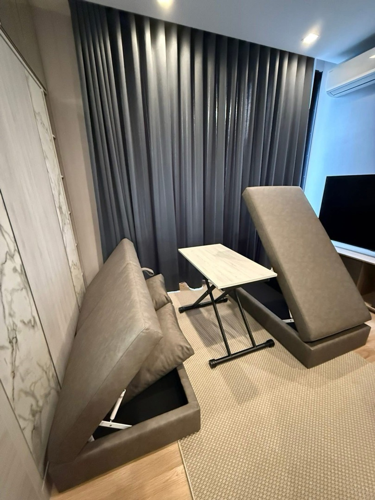 For RentCondoAri,Anusaowaree : 🩷 Noble Around Ari line @900cqqhk 
Room size 27 sq m., high floor 33 
2 in 1 function L-shaped sofa that can be adjusted freely. Complete with a multi-purpose foldable bed and a table that can be adjusted as desired.
✅ Fully furnished as shown in picture,