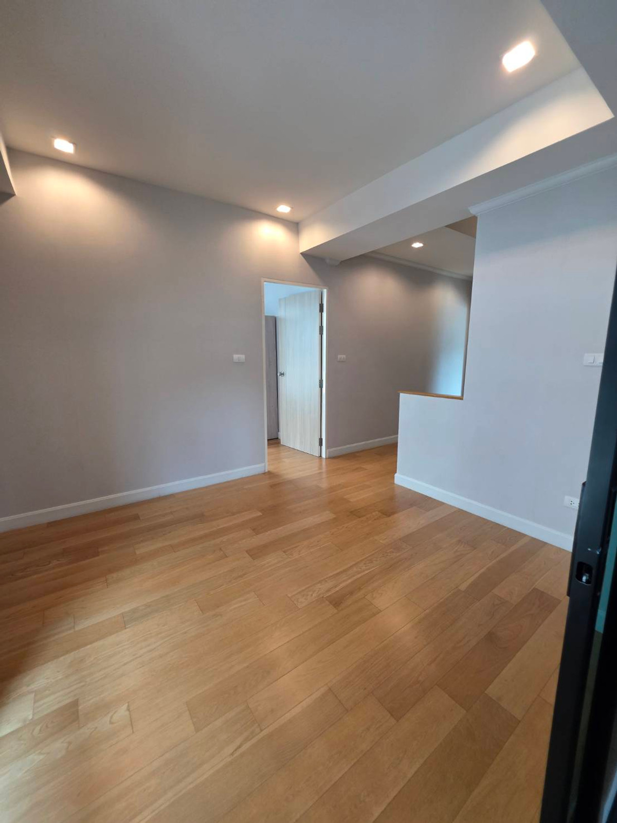 ขายบ้านลาดกระบัง สุวรรณภูมิ : ขายบ้านแฝด 3ชั้น สภาพบ้านใหม่มากๆ เจ้าของตกแต่งเสร็จแทบจะไม่ได้ใช้เลย 