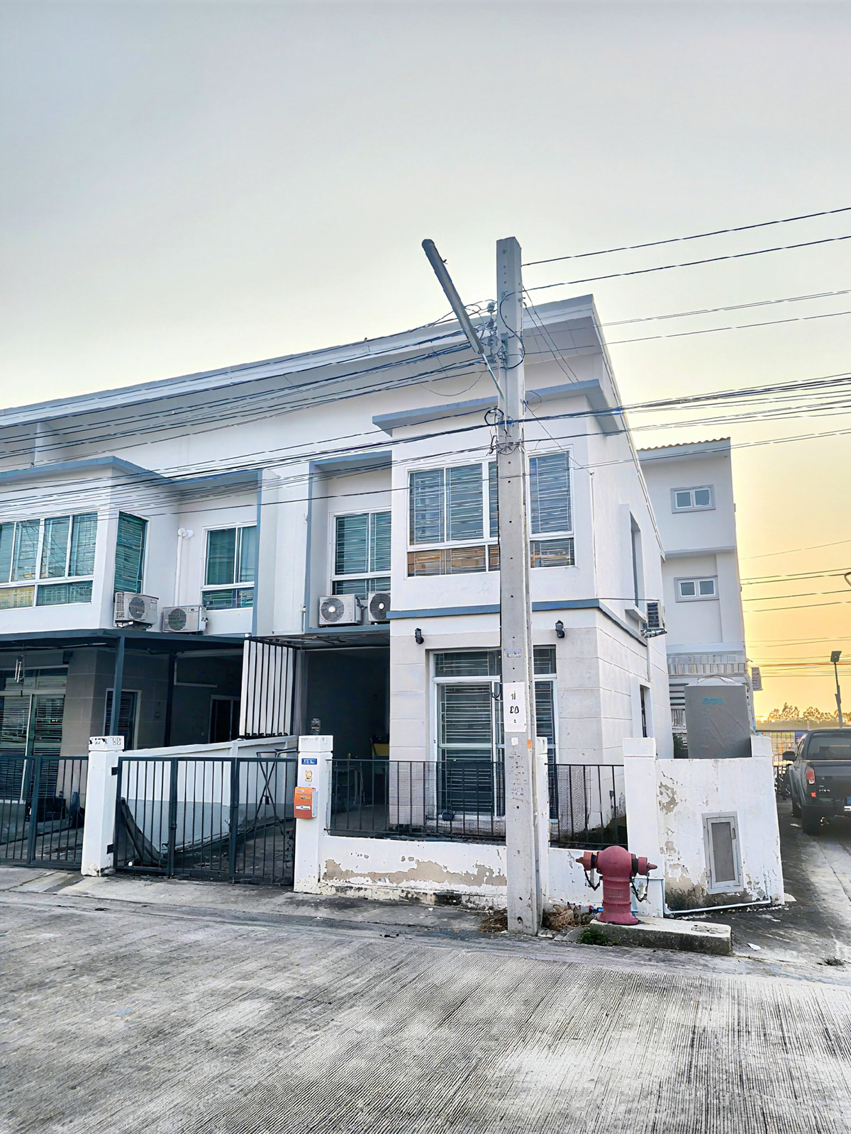 ขายทาวน์โฮมสมุทรปราการ สำโรง : ขายบ้าน หมู่บ้านเด่นชัย คลองกันยา หลังมุม ฟรีโอน (เจ้าของขายเอง)