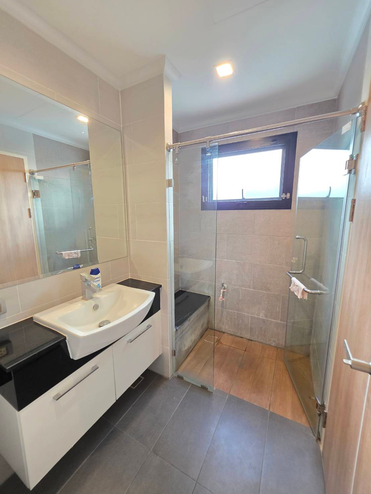 ขายบ้านลาดกระบัง สุวรรณภูมิ : ขายบ้านแฝด 3ชั้น สภาพบ้านใหม่มากๆ เจ้าของตกแต่งเสร็จแทบจะไม่ได้ใช้เลย 