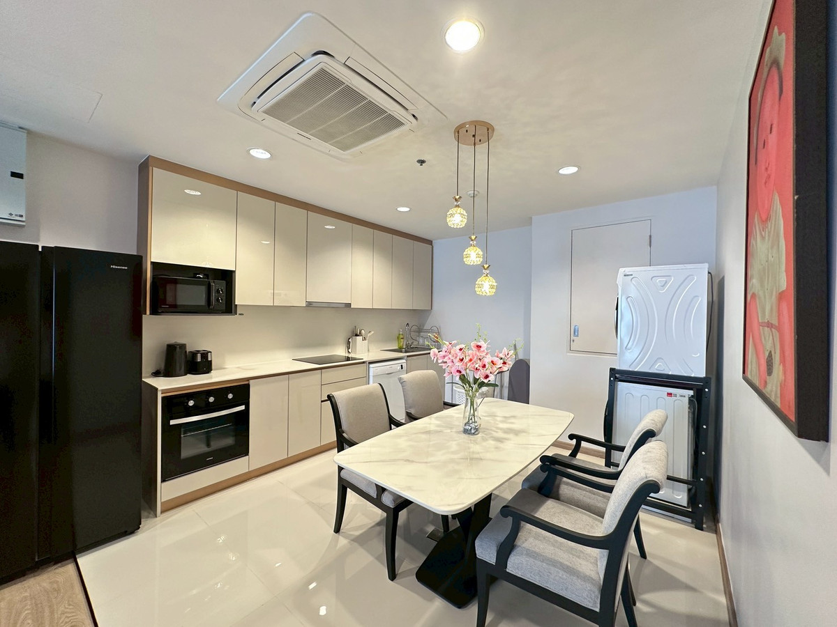 For RentSathorn, Narathiwat : Spacious 2-Bedroom, large room in Sathorn area. In the heart of Bangkoks business district / Unit 125 Sq.m. Near BTS St.Louis, convenient travel, close to the BTS and surrounded by office buildings, restaurants, hospitals and complete amenities.