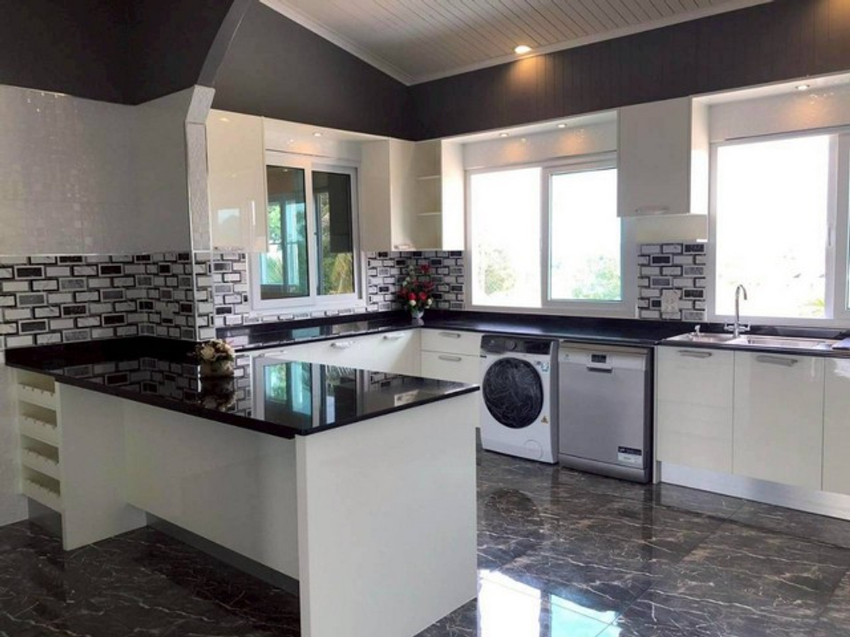 ขายบ้านพัทยา บางแสน ชลบุรี สัตหีบ : ขายบ้านเดี่ยว 2 ไร่ 94.5 ตรว. ใกล้อ่างเก็บน้ำมาบประชัน 5 นอน 6 น้ำ มีบ้านพักรีสอร์ท 3 หลัง และห้องใต้ดินสุดหรู ใกล้สนามกอล์ฟและรร.นานาชาติ 