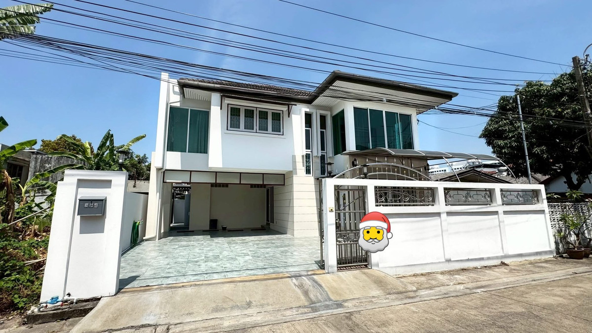 For RentHousePattanakan, Srinakarin : ✨For rent/sale, 2-story detached house, Housing Project 3, Soi Phatthanakan 50, 4 bedrooms, 3 bathrooms, near the BTS. Expressway and leading department stores Whole house renovated, clean, ready to move in immediately 🏡🌿