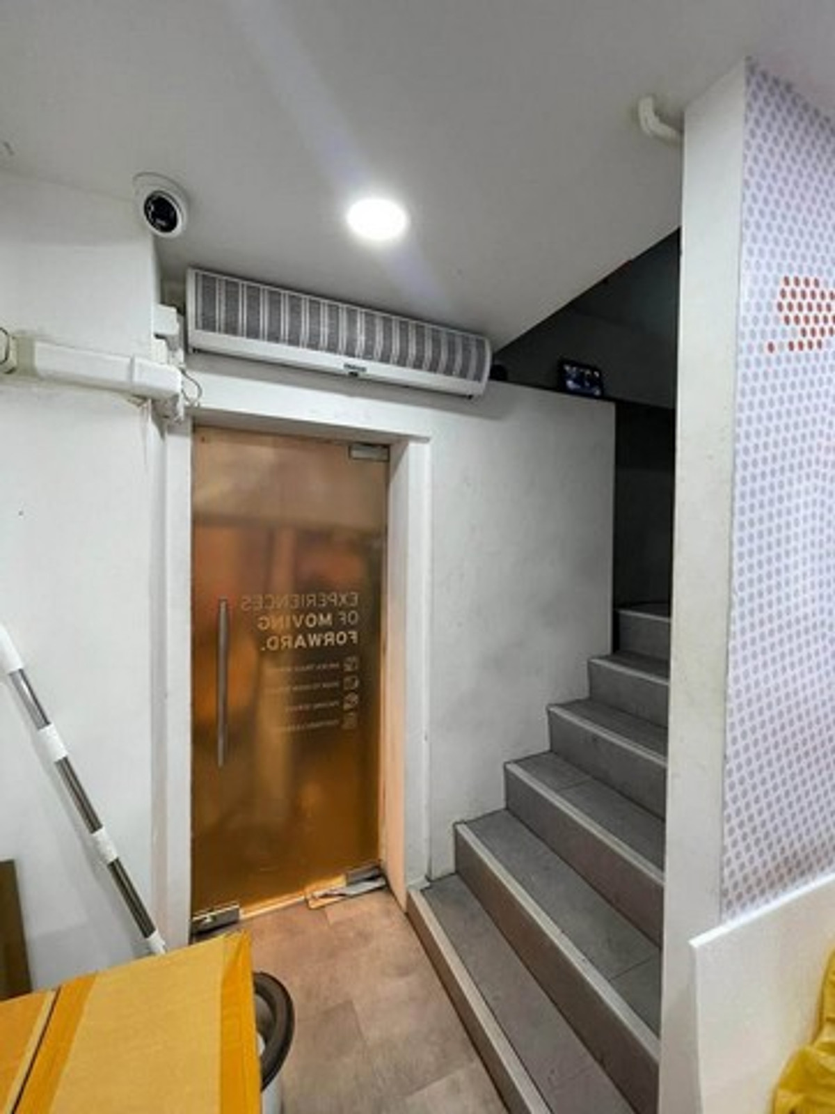 For RentShop HouseRatchathewi,Phayathai : HR3367 4-story building for rent, Pratunam-Ratchaprarop. Located in the heart of the busiest economic and commercial area in Bangkok. Convenient travel close to shopping