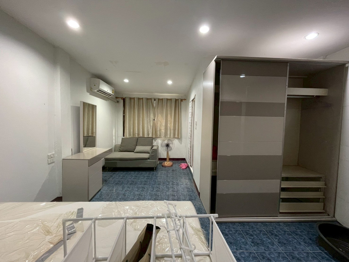 ให้เช่าทาวน์โฮมปิ่นเกล้า จรัญสนิทวงศ์ : ให้เช่า ทาวน์เฮาส์ 3 ชั้น ใกล้ MRT จรัญสนิทวงศ์ 13 เพียง 200 เมตร เดินถึงสถานี  ทำเลดีมาก เข้าเมืองสะดวก เหมาะอยู่อาศัยหรือทำโฮมออฟฟิศ ใกล้ตลาด ร้านอาหาร และสิ่งอำนวยความสะดวกครบ