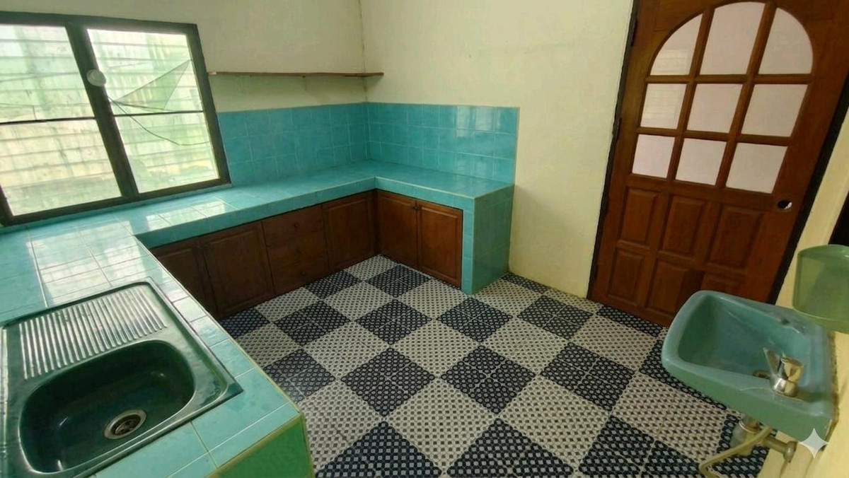 For SaleHousePhitsanulok : For sale: semi-concrete teak house, beautiful, classic, prime location in the heart of Phitsanulok city. Near Central-Buddhist Hospital