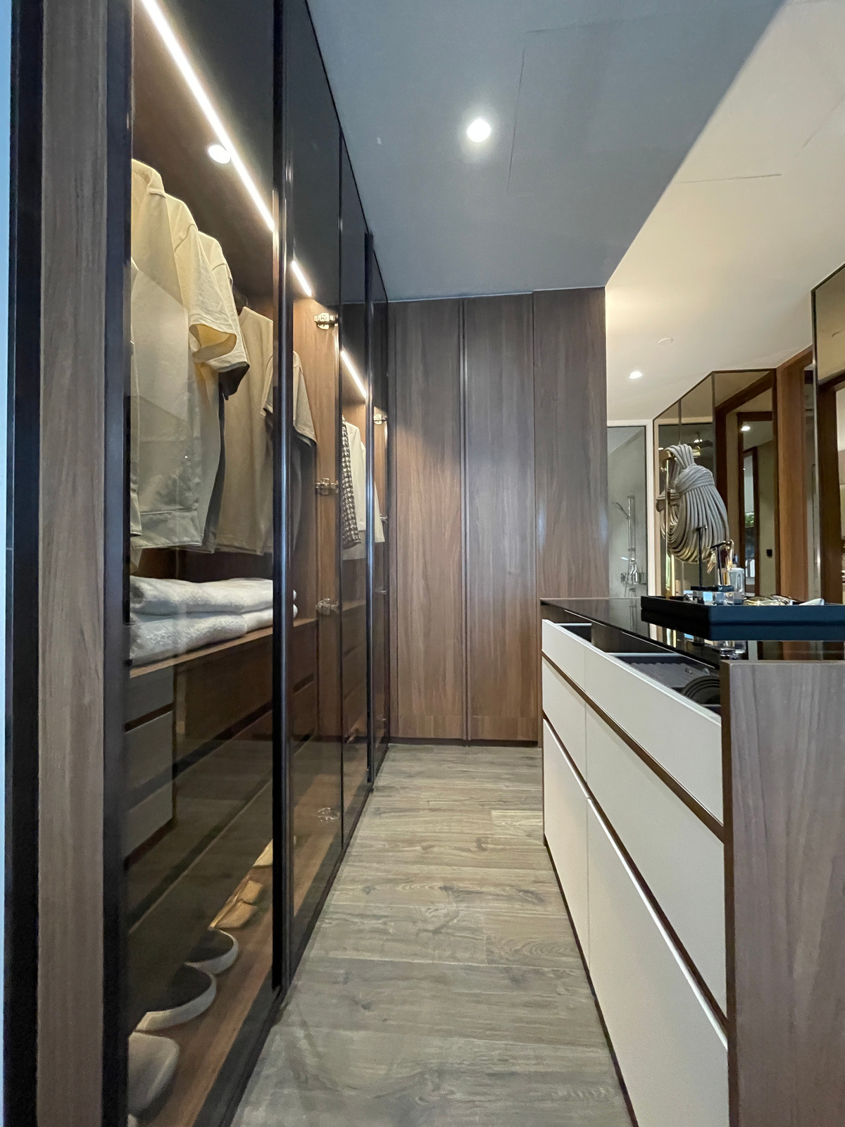 For SaleCondoSilom, Saladaeng, Bangrak : Rare unit for sale 🌳 THE ULTIMATE PARK VIEW | Rare Unit @ROMM CONVENT 🌳2 bedrooms, 2 bathrooms, usable area size 118.15 square meters on the 26th floor that offers a view of the lush Park View in the heart of Bangkok. On the highest potential location, Co