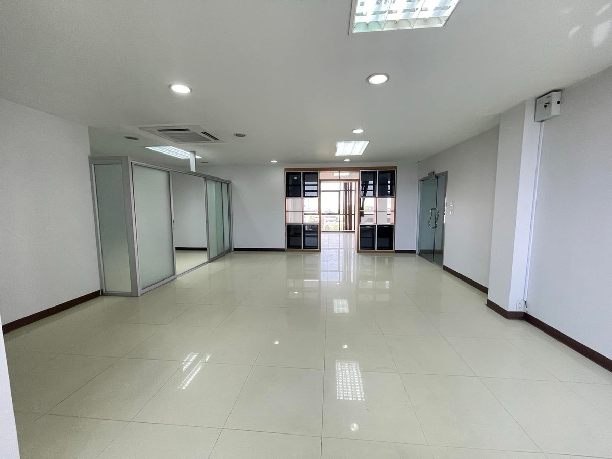For RentOfficeBangna, Bearing, Lasalle : Office Building for Rent on Bangna-Trad Road – Ready to Move In