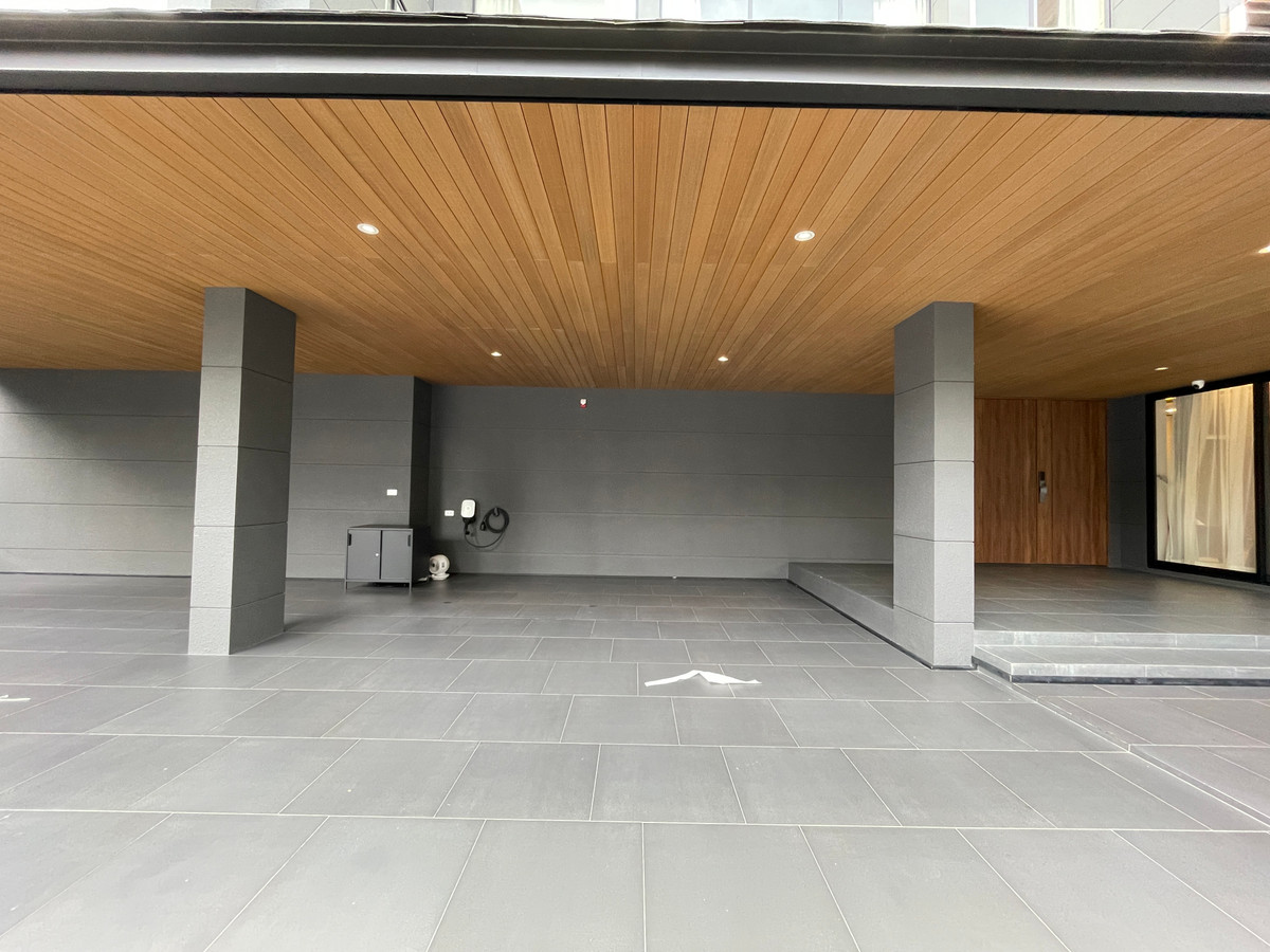 ขายบ้านเลียบทางด่วนรามอินทรา : "หนึ่งเดียวบนเลียบด่วน! Cira Residences บ้านเดี่ยว Ultra-Luxury 3.5 ชั้น พื้นที่ 845 ตร.ม. พร้อมสระว่ายน้ำส่วนตัว | ใกล้ทองหล่อ-พระราม 9 เพียงไม่กี่นาที (สังคมส่วนตัวเพียง 9 ยูนิต)"