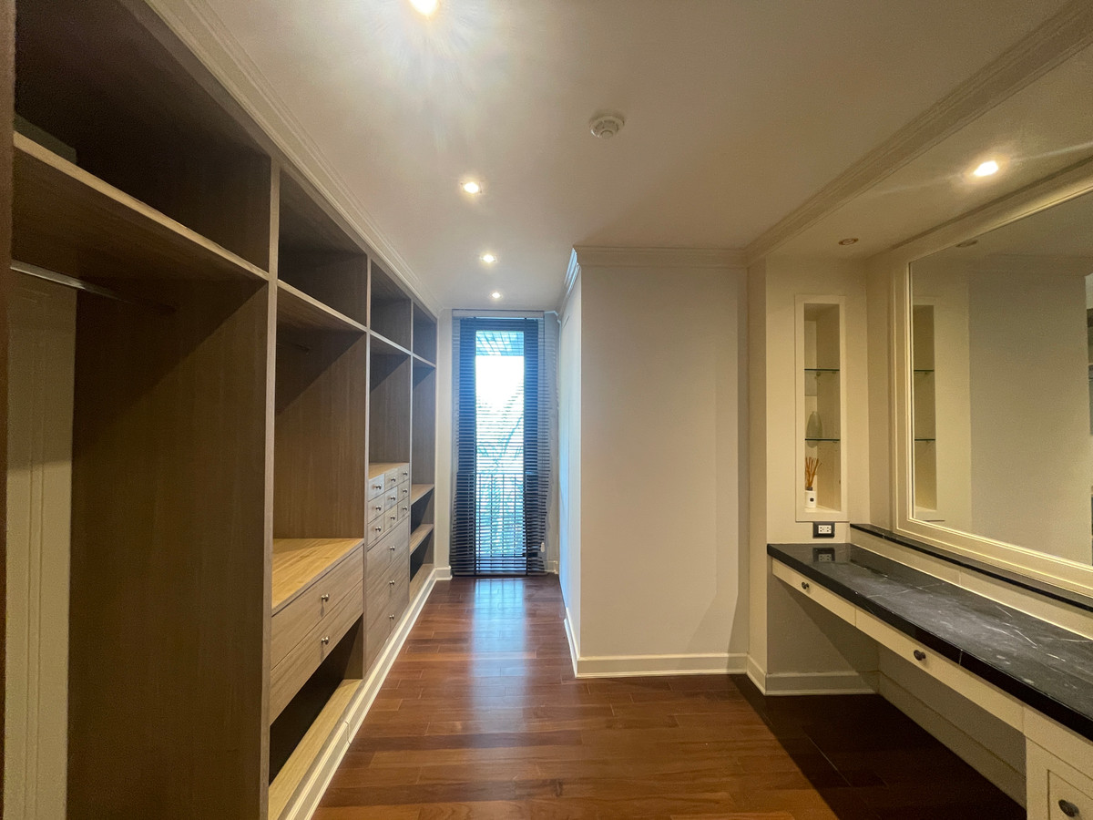 For SaleCondoSathorn, Narathiwat : Luxury Residence in Sathorn Area | Spacious 360 Sq.m. 3-Bedroom Home | Ideal for Family Living in CBD Bangkok, location near Sathorn business zone. And can easily connect to the city, near Saint Louis BTS Station.