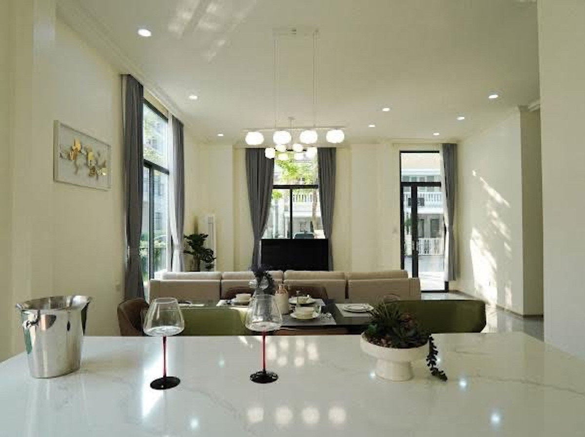 ขายพัทยา บางแสน ชลบุรี สัตหีบ : ขายบ้านเดี่ยวพูลวิลล่าใจกลางเมืองพัทยา โครงการธาดารวดี ทั้งหมด 6 ยูนิต 4 ห้องนอน 3 ห้องน้ำ 2 ที่จอดรถ 1 สระว่ายน้ำ