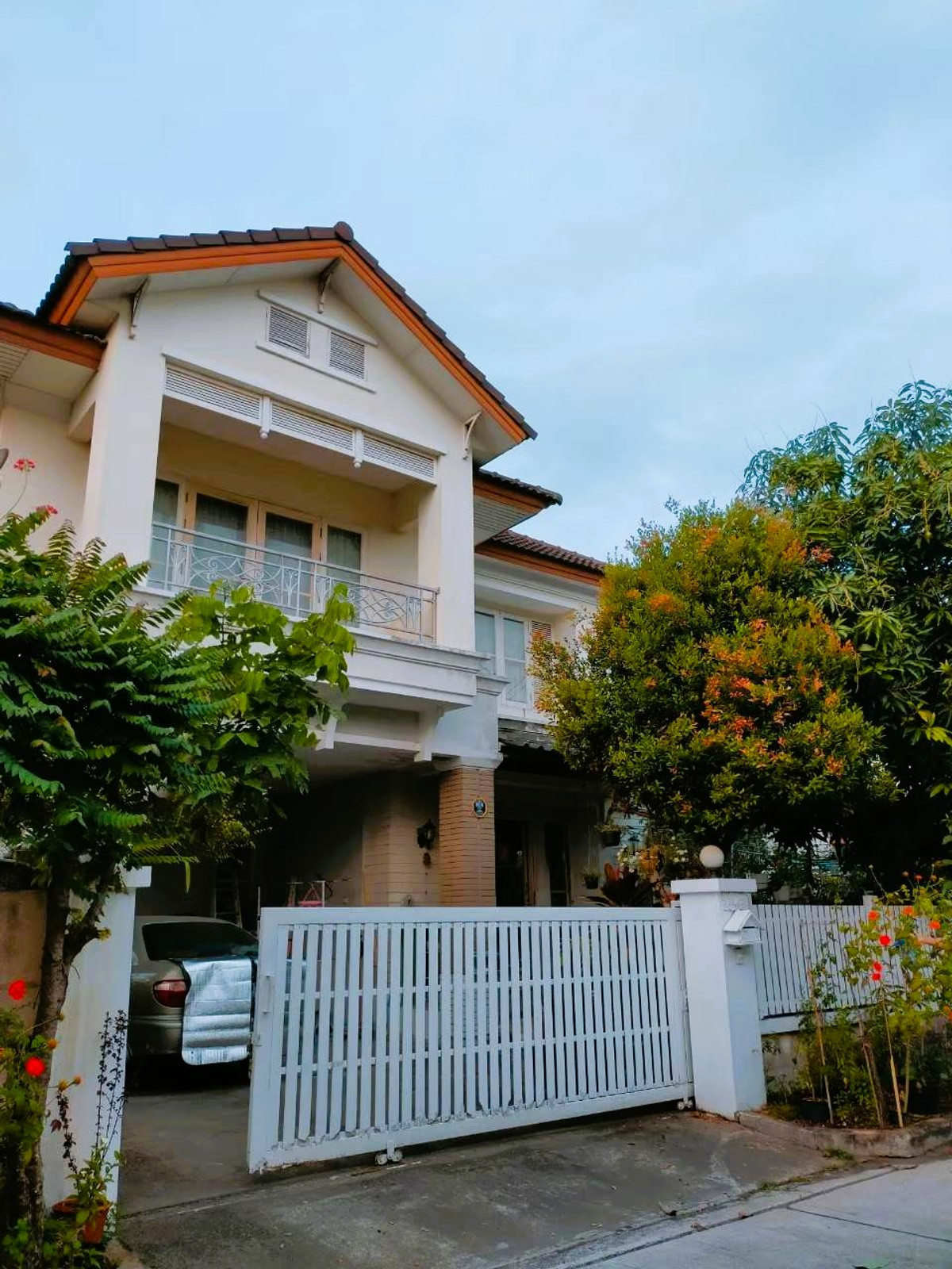 ขายบ้านพระราม 5 ราชพฤกษ์ บางกรวย : บ้านเดี่ยว เข้าซอยไม่ลึก ทำเลนี้หายาก!! ทางเข้าหมู่บ้าน ห่างจาก ถนน กาญจนา ไม่ถึง 1 กม. ขาย บ้านเดี่ยว 53.5 ตารางวา ซอย ถนนปลายบาง ทางกลับรถ วัดศรีประวัติ วัดศรีเรืองบุญ บางกรวย นนทบุุรี