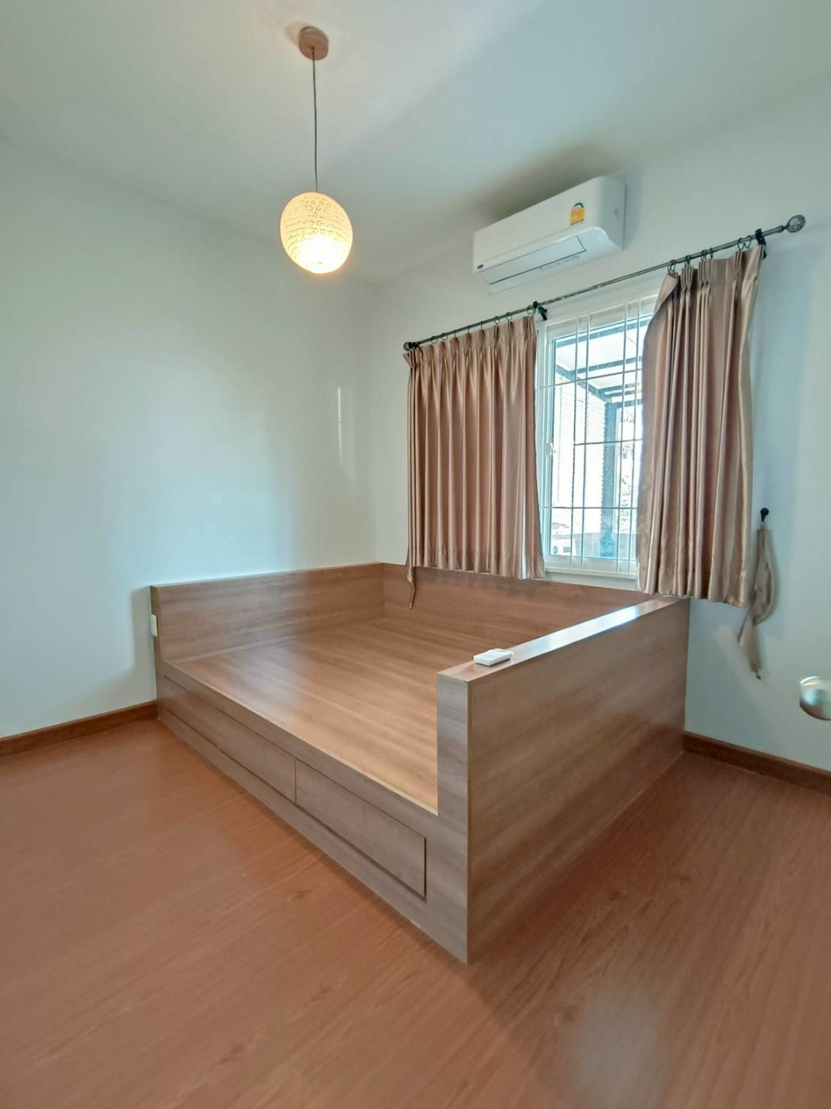 ให้เช่าทาวน์โฮมราษฎร์บูรณะ สุขสวัสดิ์ : (Newly Renovated) ทาวโฮม-หลังมุม พร้อมเข้าอยู่! / 18,500.- 