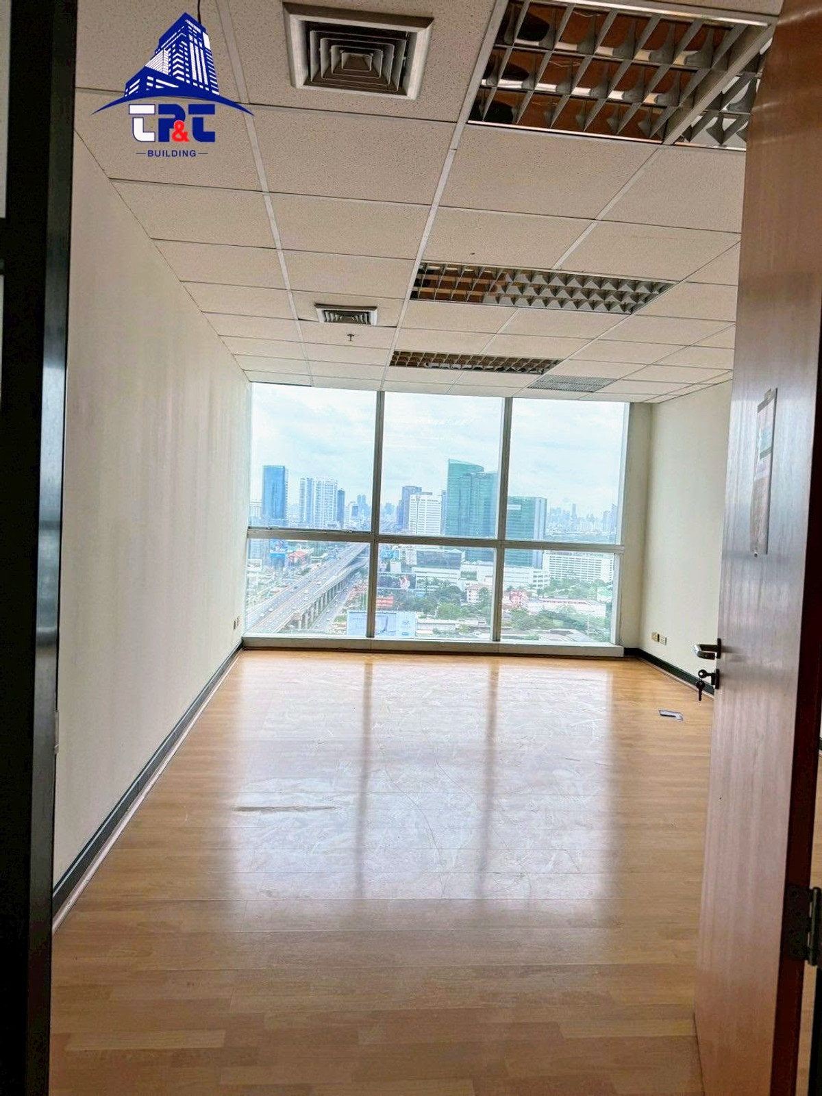 ให้เช่าสำนักงานลาดพร้าว เซ็นทรัลลาดพร้าว : ให้เช่า TP&T Tower 291.5 ตร.ม. ชั้น24 โซนB พื้นที่สำนักงานใกล้ BTS หมอชิต MRT สวนจตุจักร เซ็นทรัลลาดพร้าว สนามบินดอนเมือง