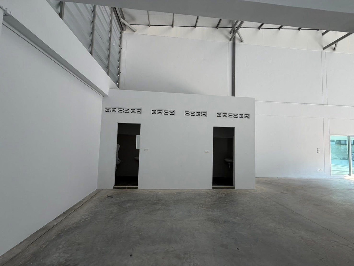 For RentWarehouseEakachai, Bang Bon : Warehouse for rent in Bang Bon Newly built warehouse Near Big C Bang Bon, near the expressway, size 400 sq m., 3 phase power, trailer can enter and exit, ready to use.
