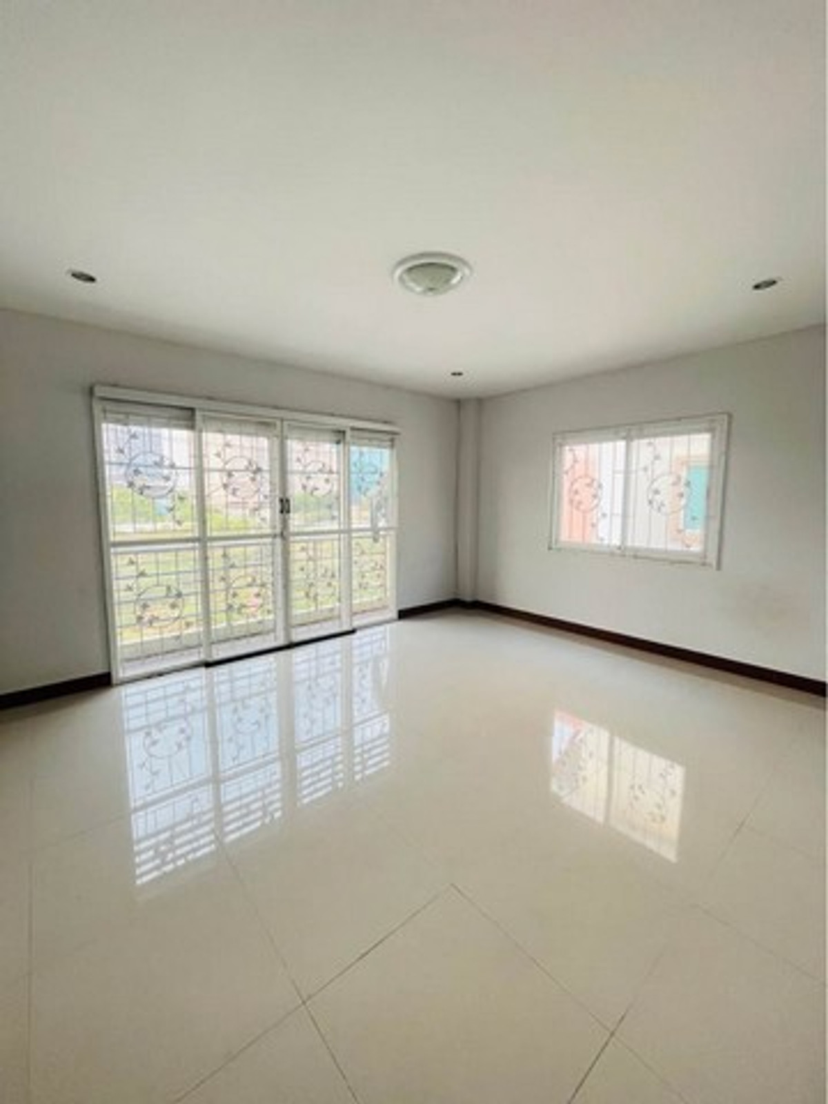 For RentShop HouseSamut Prakan,Samrong : HR3341 Commercial building for rent, 3 floors, beautifully decorated, ready to do business & Residential, can enter and exit in many ways, near Mega Bangna.